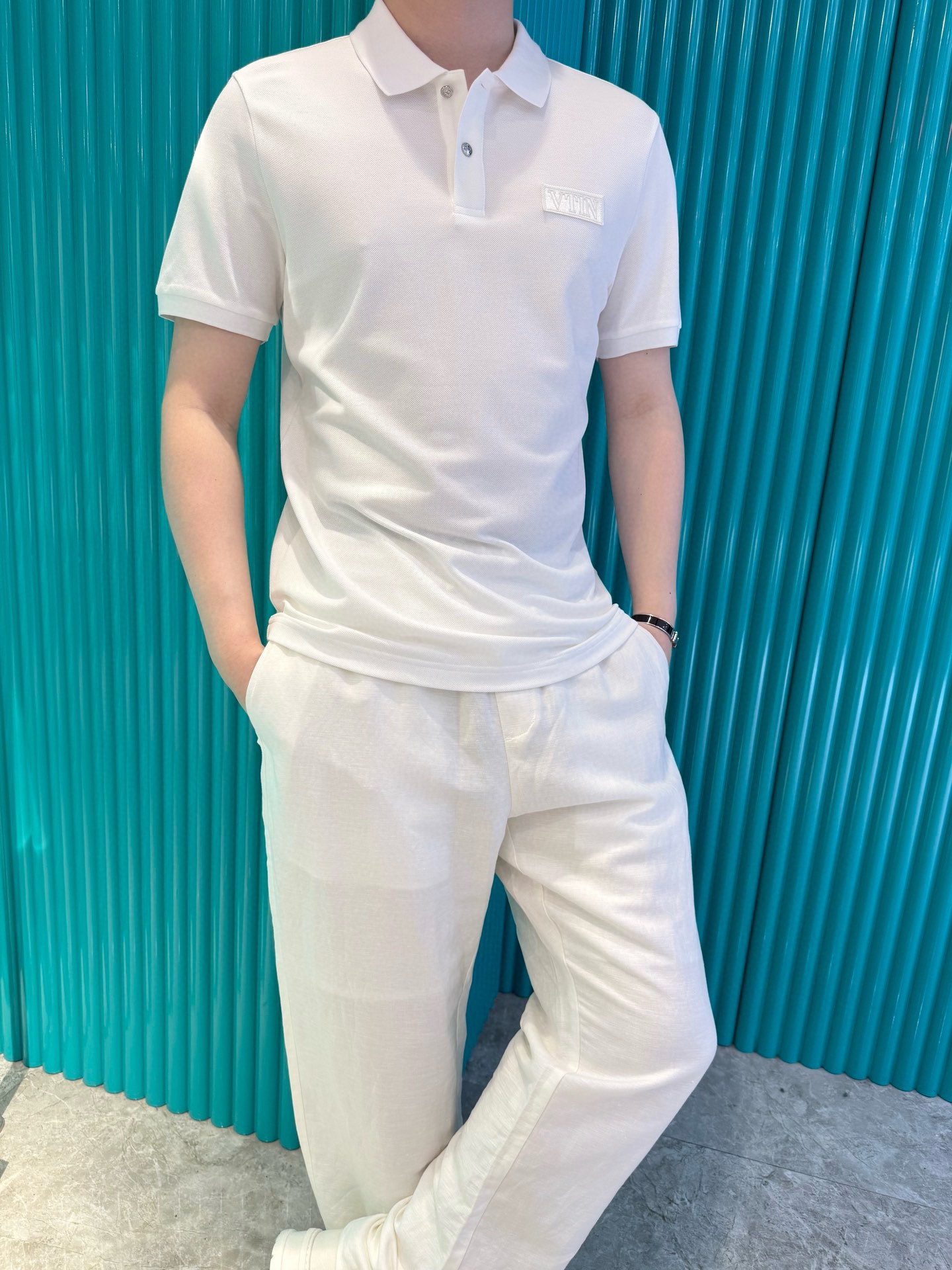 NO:510228,Valentino-2025 latest polo shipments, hot-selling items in Europe and the United States!  Selected Italian imported brand bead floor cotton fabrics, the brand logo on the chest is matched with the latest design, highlighting fashion!  Number of codes 48-56 (model 180/140 wears 50, with Hong Kong Lane Crawford gift box packaging), valentino, alexander wang19860909华伦天奴-2025最新polo出货 欧美热销单品！精选意大利进口品牌珠地棉面料,胸口的品牌标志搭配最新的设计,彰显时尚 ！码数48-56（模特180/140穿50,配香港连卡佛礼盒包装）,,valentino,alexander wang,Men's clothing