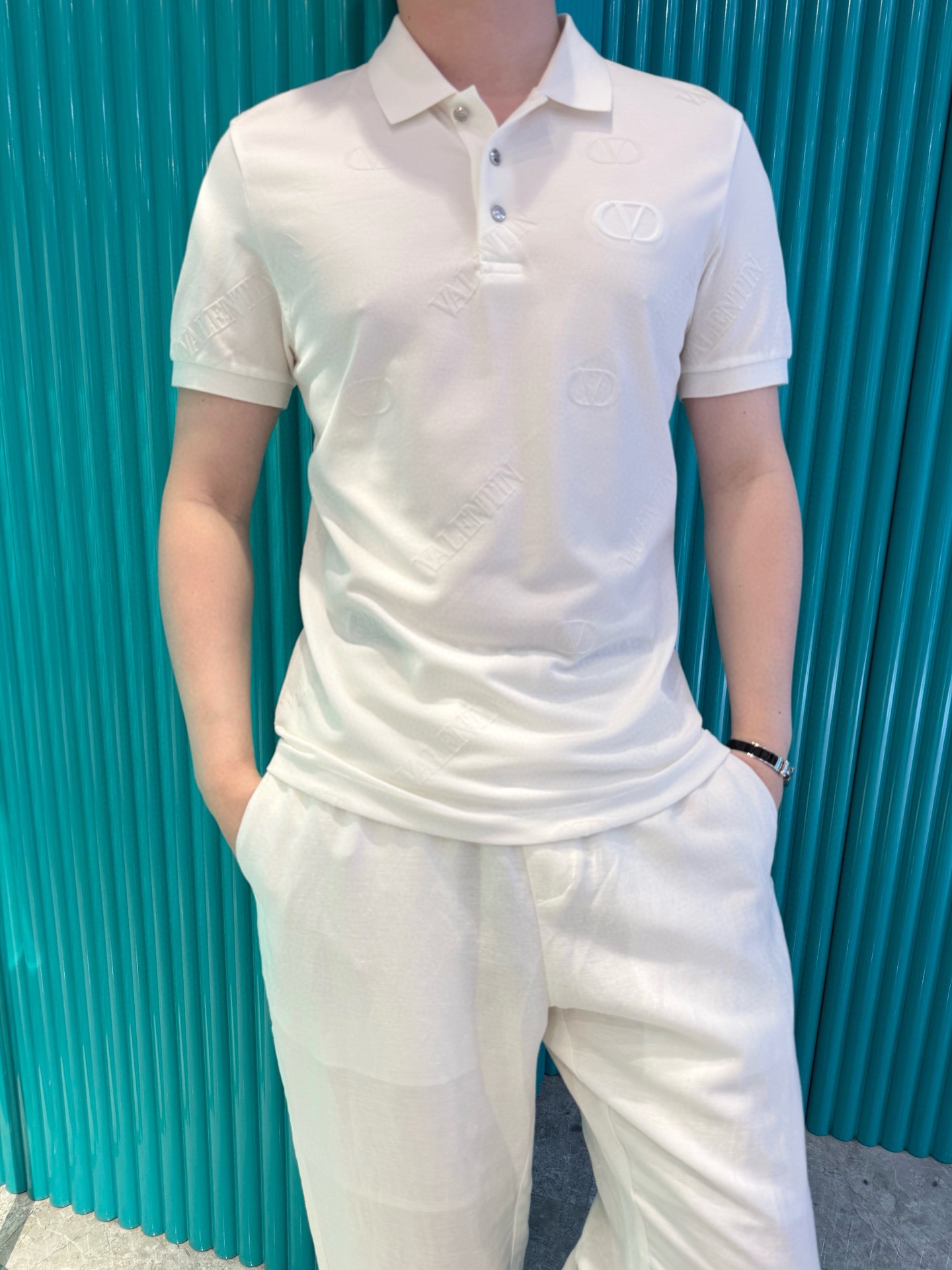 NO:510231,Valentino-2025 latest polo shipments, hot-selling items in Europe and the United States!  Selected Italian imported brand bead floor cotton fabrics, the whole brand logo is matched with the latest design, highlighting fashion!  Number of codes 48-56 (model 180/140 wears 50, with Hong Kong Lane Crawford gift box packaging), valentino, alexander wang19860909华伦天奴-2025最新polo出货 欧美热销单品！精选意大利进口品牌珠地棉面料,通体的品牌标志搭配最新的设计,彰显时尚 ！码数48-56（模特180/140穿50,配香港连卡佛礼盒包装）,,valentino,alexander wang,Men's clothing