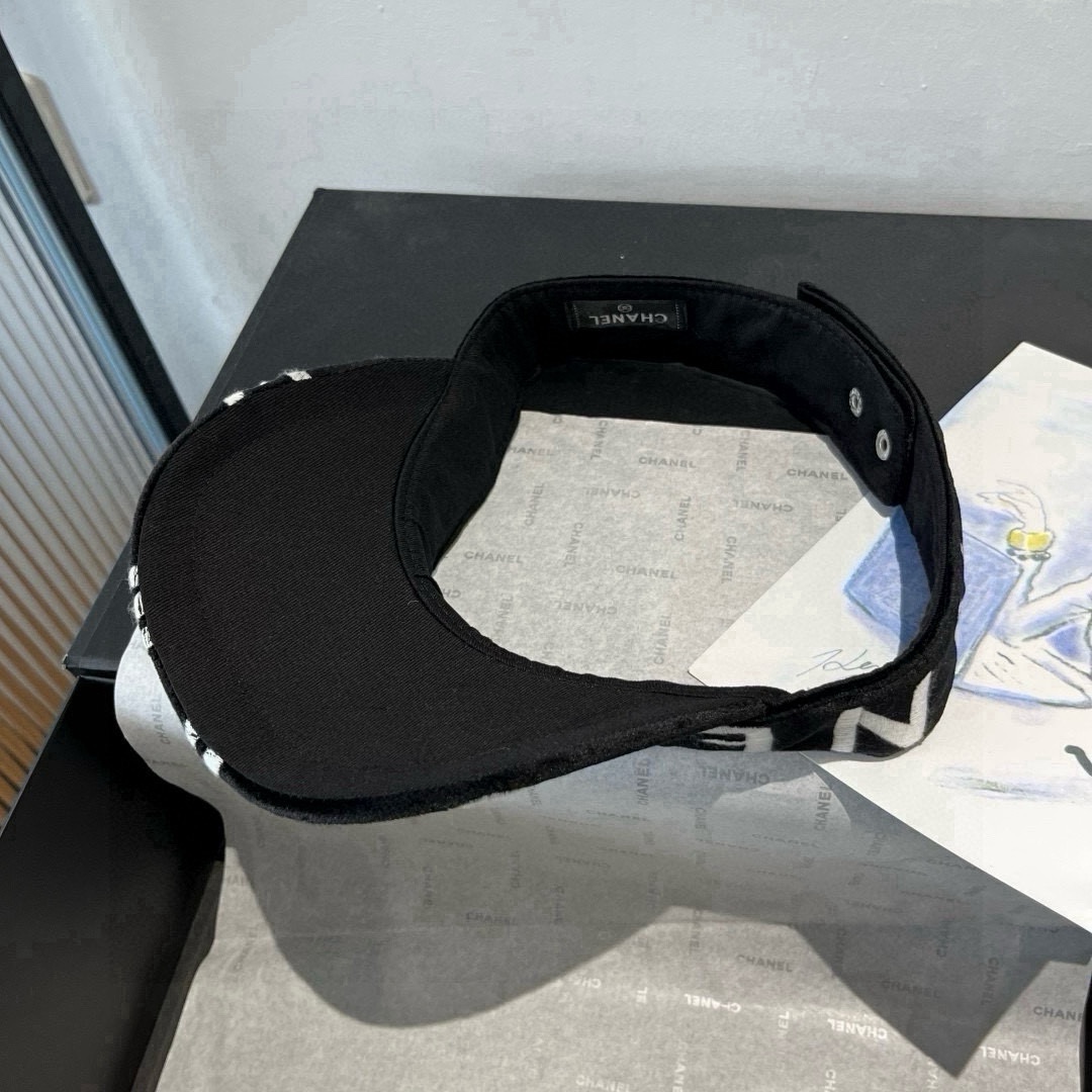 🆕

Chanel香奈儿新款空顶鸭舌帽