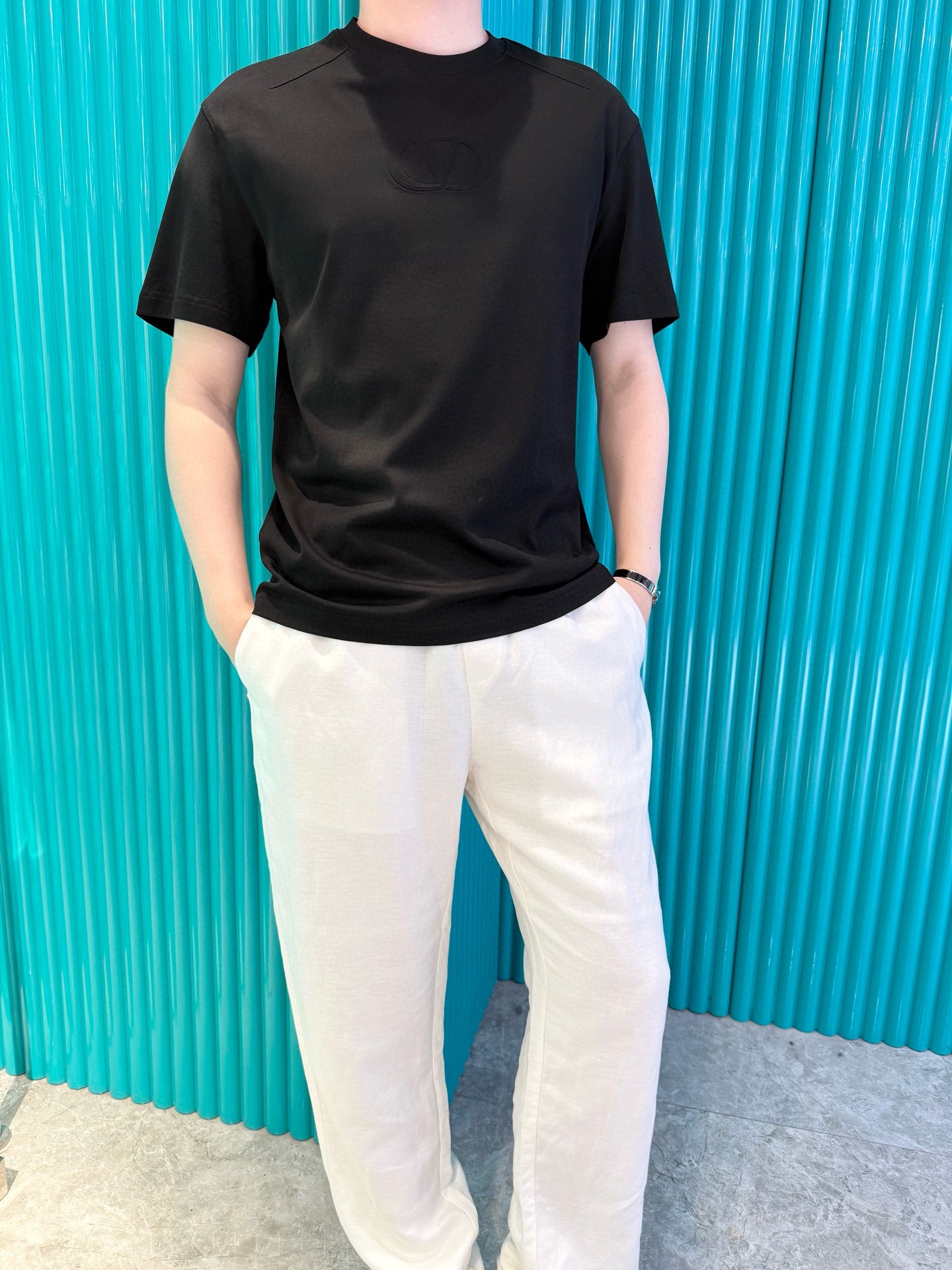 NO:510233,Valentino - the latest T-shirt shipment in 2025, hot-selling items in Europe and the United States!  Selected 100% European cotton fabrics from imported Italian brands, and the brand logo on the chest is matched with the latest design to highlight fashion!  Number of codes 48-56 (model 180/140 wears 50, with Hong Kong Lane Crawford gift box packaging), valentino,tees, t-shirt,alexander wang19860909华伦天奴-2025最新T恤出货 欧美热销单品！精选意大利进口品牌百分百欧货棉面料,胸口的品牌标志搭配最新的设计,彰显时尚 ！码数48-56（模特180/140穿50,配香港连卡佛礼盒包装）,,valentino,tees，t-shirt,alexander wang,Men's clothing