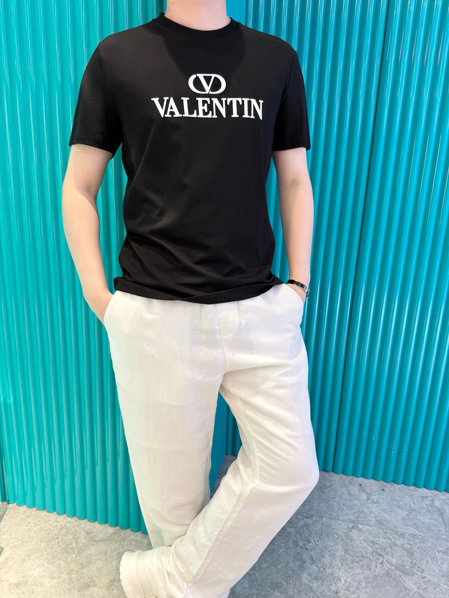 NO:510236,Valentino - the latest T-shirt shipment in 2025, hot-selling items in Europe and the United States!  Selected Italian imported brand European cotton fabrics, the brand logo on the chest is matched with the latest design, highlighting fashion!  Number of codes 48-56 (model 180/140 wears 50, with Hong Kong Lane Crawford gift box packaging), valentino,tees, t-shirt,alexander wang19860909华伦天奴-2025最新T恤出货 欧美热销单品！精选意大利进口品牌欧货棉面料,胸口的品牌标志搭配最新的设计,彰显时尚 ！码数48-56（模特180/140穿50,配香港连卡佛礼盒包装）,,valentino,tees，t-shirt,alexander wang,Men's clothing