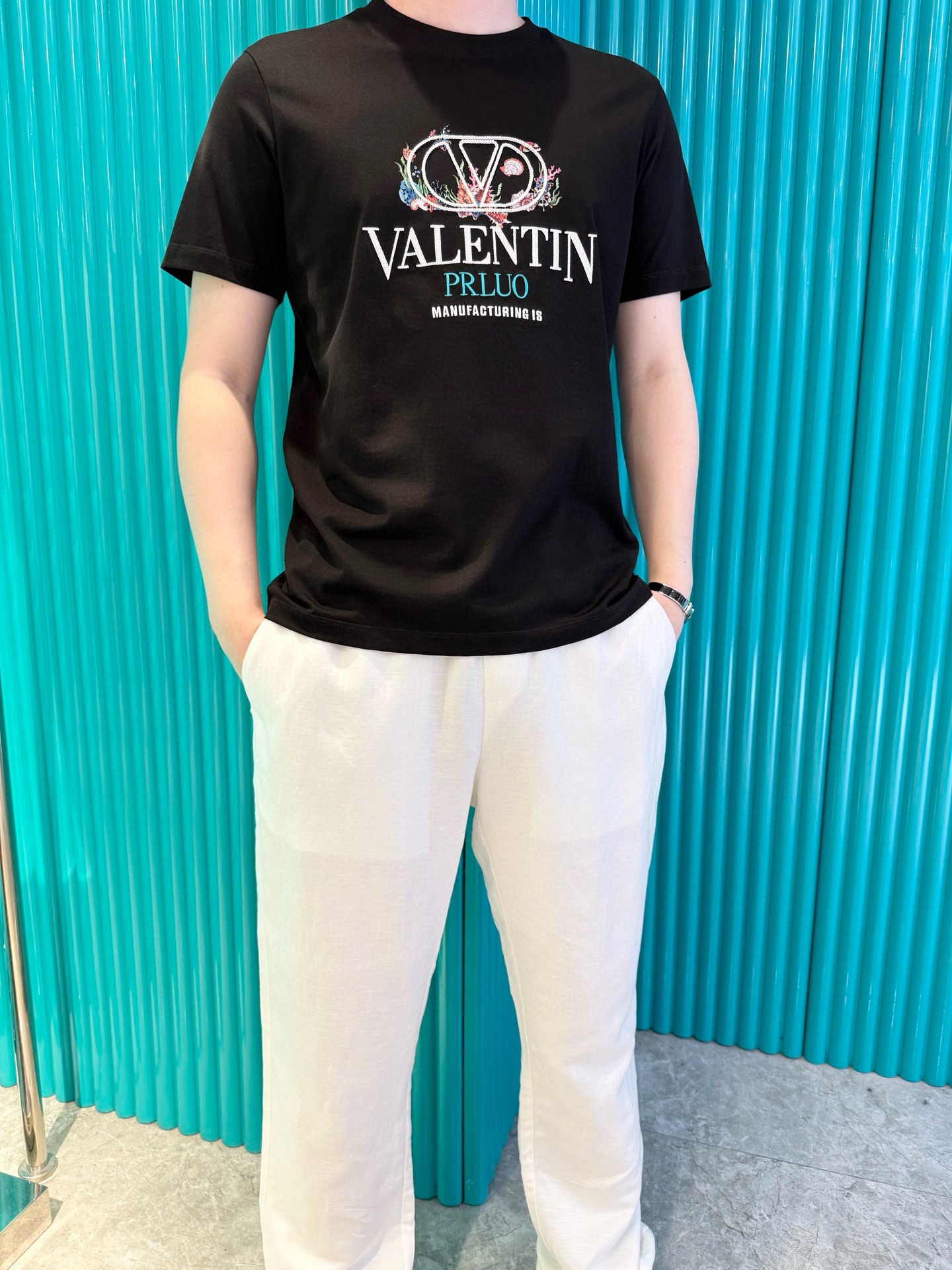 NO:510239,Valentino - the latest T-shirt shipment in 2025, hot-selling items in Europe and the United States!  Selected 100% European cotton fabrics from imported Italian brands, and the brand logo on the chest is matched with the latest design to highlight fashion!  Number of codes 48-56 (model 180/140 wears 50, with Hong Kong Lane Crawford gift box packaging), valentino,tees, t-shirt,alexander wang19860909华伦天奴-2025最新T恤出货 欧美热销单品！精选意大利进口品牌百分百欧货棉面料,胸口的品牌标志搭配最新的设计,彰显时尚 ！码数48-56（模特180/140穿50,配香港连卡佛礼盒包装）,,valentino,tees，t-shirt,alexander wang,Men's clothing