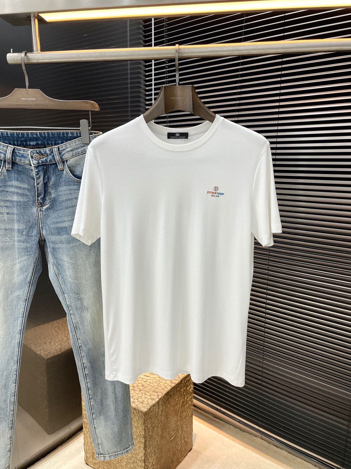 NO:509805,P Cavalli- (Cavalli) series VIP high-end customization 2025 spring and summer new short-sleeved style versatile styles anyone can easily control. The fabric is fully customized, high-quality first-class modal fabric. The fabric feels soft and the upper body is comfortable and soft. The simple style is very classy, ​​simple and unique. The style is very exquisite, and the style is very exquisite, showing the aura, and it will highlight the exquisiteness of business men!  Size 48-56 Shipping the next day, T-shirt,alexander wang19860909P  Cavalli-（卡瓦利）系列 VIP高级定制 2025春夏季新款短袖 百搭款式 任何人都可以轻松驾驭 面料全订制高定一等品莫代尔面料 面料手感柔软,上身舒适柔软 简约的款式非常显档次,简约个性时尚,版型剪裁非常精致,显气场,又会凸显商务男士的精致！尺码 48-56 隔天出货,,T-shirt,alexander wang,Men's clothing