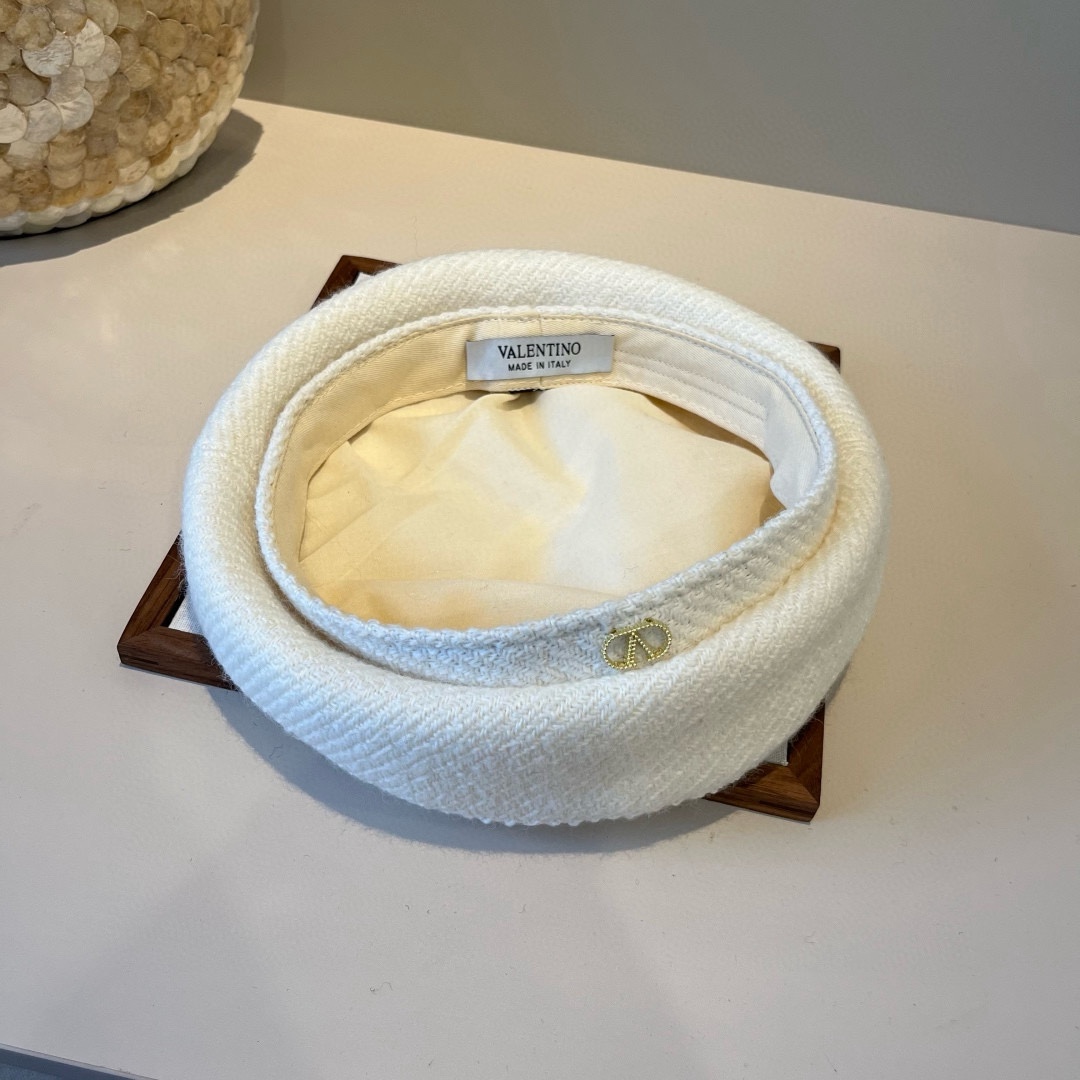 🆕

华伦天奴新款贝雷帽 头围57cm