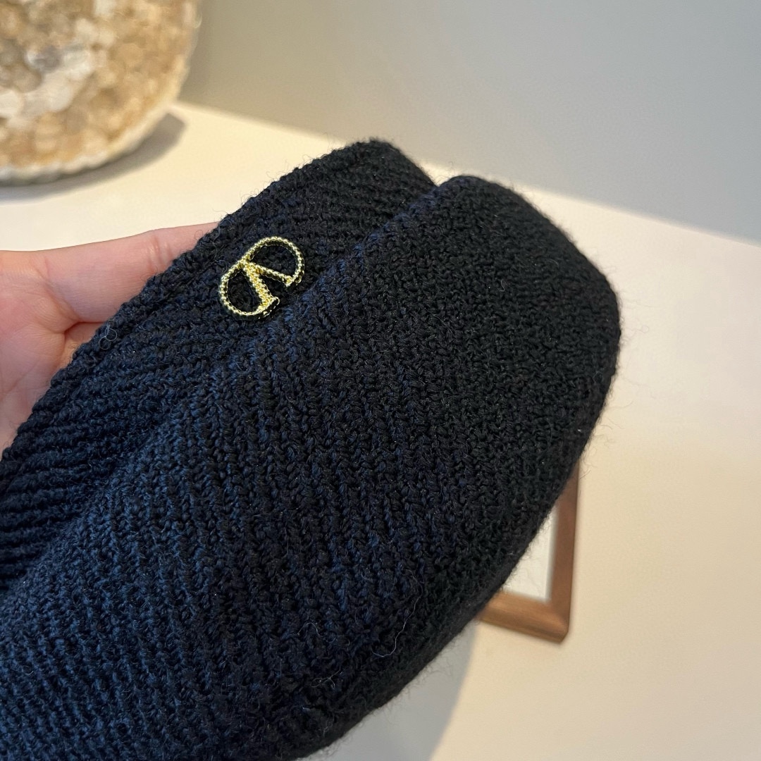 🆕

华伦天奴新款贝雷帽 头围57cm