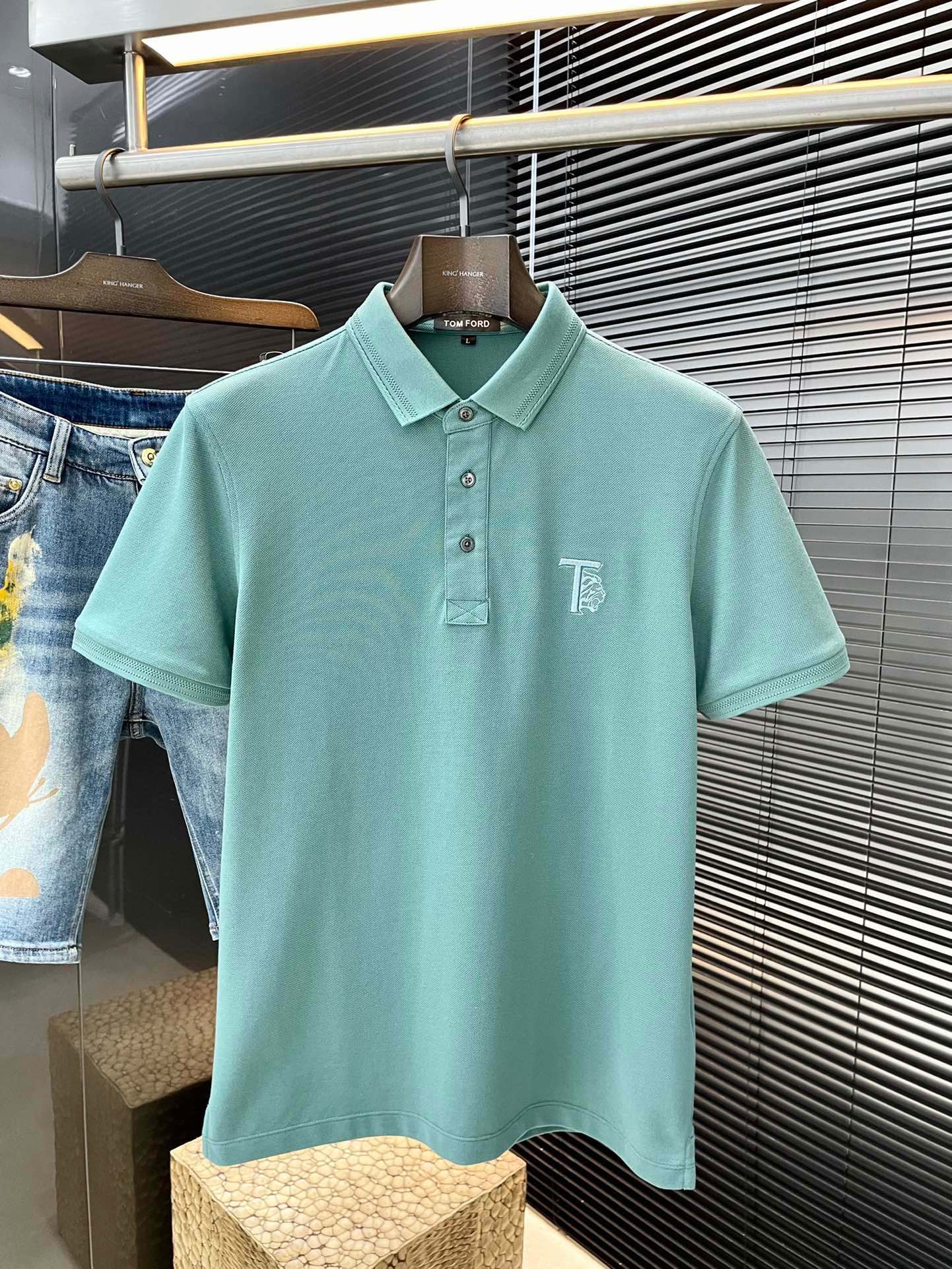 NO:509808,P TOM FORD The latest POLO short-sleeved sleeves in spring and summer 2025, using the latest cotton fabric, which is resistant to washing and not easy to fade, has a soft feel and soft and comfortable composition. Classic design style, special customization, simple cutting and splicing, reflecting the extraordinary craftsmanship of workers, full of high-end and fashionable feeling!  The style is quite good and casual and versatile. Size M-3XL,,tom ford,T-shirt,alexander wang19860909P  TOM FORD 2025春夏最新款POLO短袖,采用最新棉面料,耐水洗不易掉色,手感柔软、成分柔软舒适 经典设计风格 特殊定制 简单的裁剪方式拼接,体现出工人不凡的工艺,高端时尚感十足！版型相当赞休闲百搭款.尺码 M-3XL,,tom ford,T-shirt,alexander wang,Men's clothing