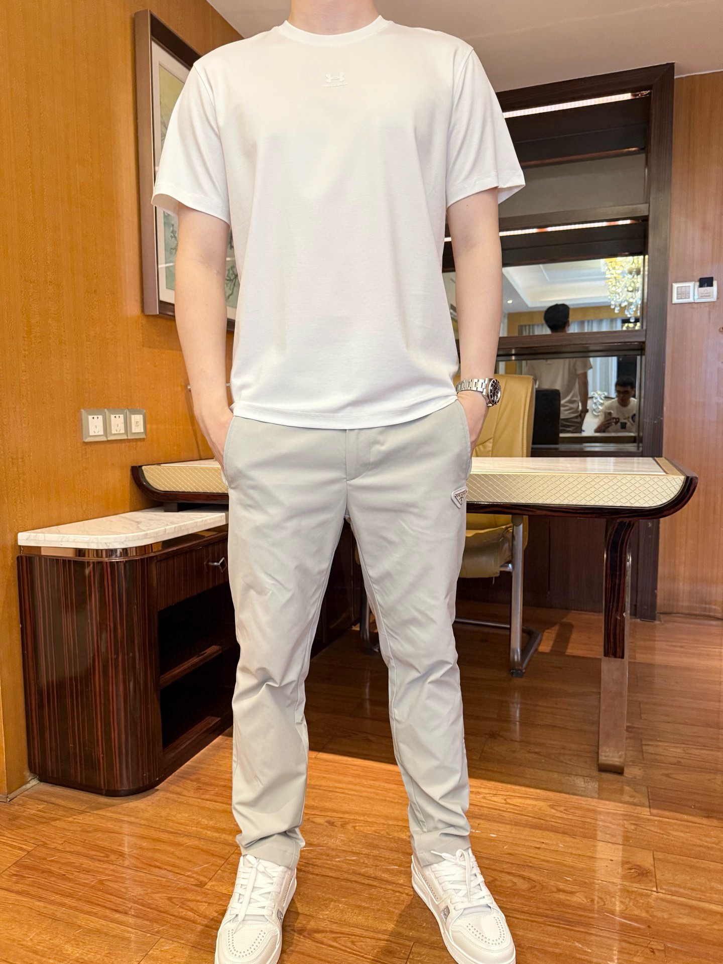 NO:510225,Balenciaga - the latest hot T-shirts in 2025 counters are shipped, and hot-selling items in European and American counters!  Selected Italian imported fine cotton fabrics with the latest designs, the brand logo on the chest highlights fashion, and the upper body effect can be seen. Number of codes 48-56 (model 180/140 wears 50, with Hong Kong Lane Crawford gift box packaging), ,balenciaga,tees, t-shirt,alexander wang19860909巴黎世家-2025专柜最新爆款T恤出货 欧美专柜热销单品！精选意大利进口精棉面料搭配最新的设计,胸前的品牌标志彰显时尚 上身效果看得见.码数48-56（模特180/140穿50,配香港连卡佛礼盒包装）,,balenciaga,tees，t-shirt,alexander wang,Men's clothing