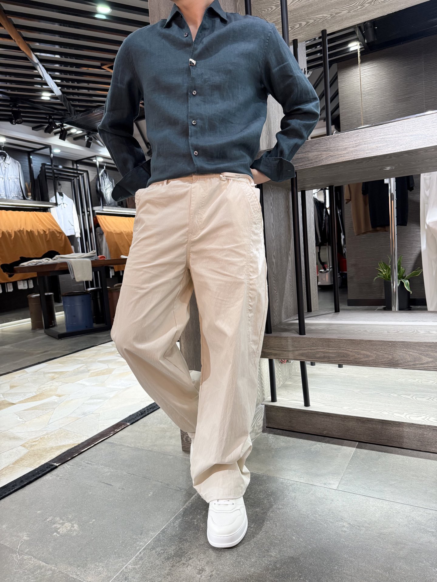 NO:510243,LP-Hot-selling old-fashioned linen shirts, selected high-quality linen fabrics, excellent texture, breathable and skin-friendly. Classic lapels and simple button designs show neatness and elegance. Whether it is daily going out or casual gatherings, it can be easily controlled, adding a sense of casualness and elegance to you. S-2XL (model 180/140 wears M, with Hong Kong Lane Crawford gift box packaging), loro piano, shirts, alexander wang19860909LP-爆款精选老钱风亚麻衬衫,甄选优质亚麻面料,质感上乘,透气亲肤.经典翻领与简约纽扣设计,尽显利落大方,无论是日常出街还是休闲聚会,都能轻松驾驭,为你增添一份随性与优雅.码数S-2XL（模特180/140穿M,配香港连卡佛礼盒包装）,,loro piana,shirts,alexander wang,Men's clothing