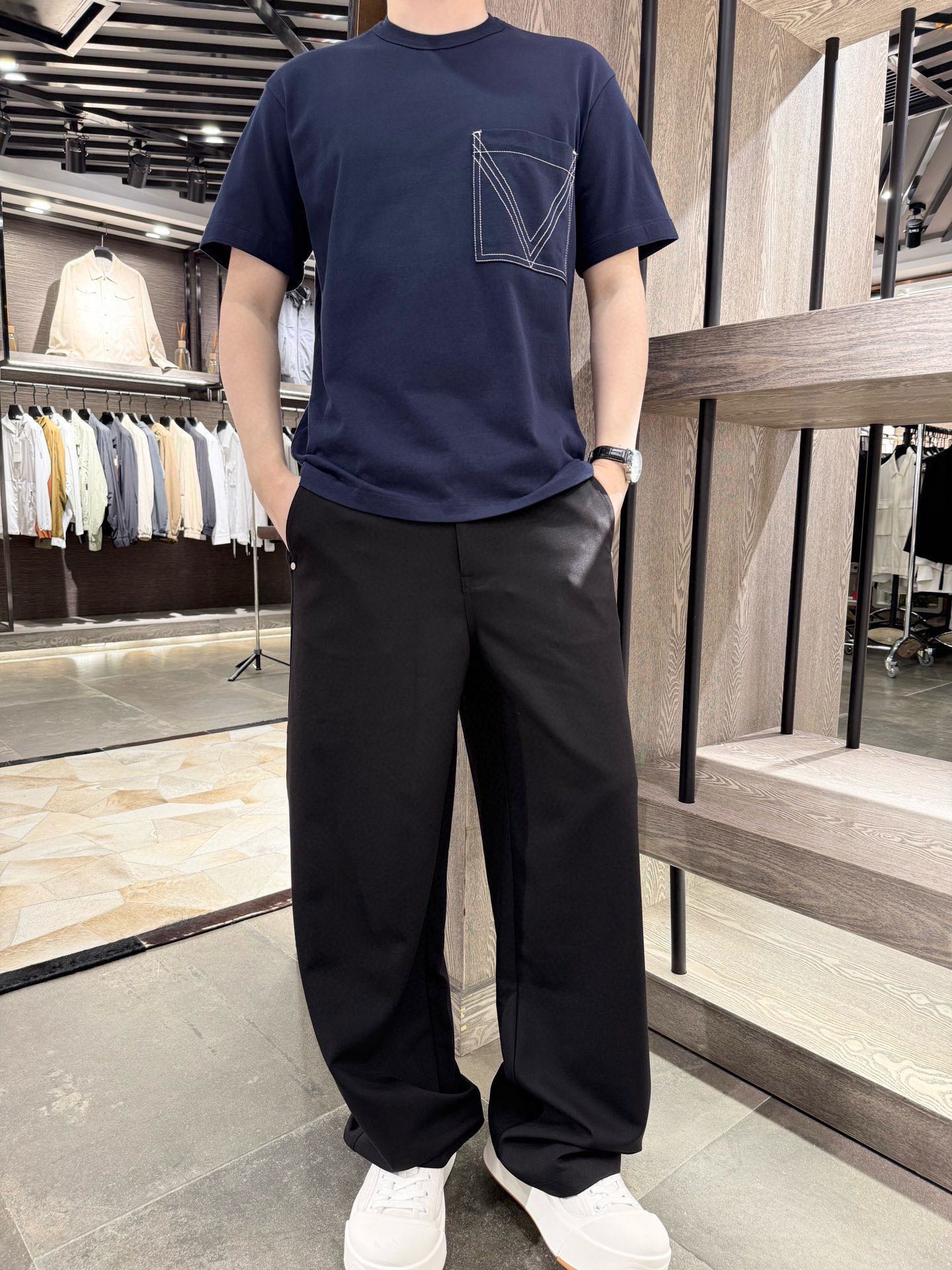 NO:510249,BV-2025 pure cotton round neck short-sleeved T-shirt, high-quality fabric, comfortable and breathable, 240g high-quality texture, pocket bright line contrasting color design, slightly wide style, upper body fashionable and high-end, S-2XL (model 180/140 wear M, with Hong Kong Lane Crawford gift box packaging), bottega veneta, T-shirt,tees, t-shirt,alexander wang19860909BV-2025纯棉圆领短袖T恤,高品质面料,舒适透气,240g质感上乘,口袋明线撞色设计,微阔版型,上身时尚高级,码数S-2XL（模特180/140穿M,配香港连卡佛礼盒包装）,,bottega veneta,T-shirt,tees，t-shirt,alexander wang,Men's clothing