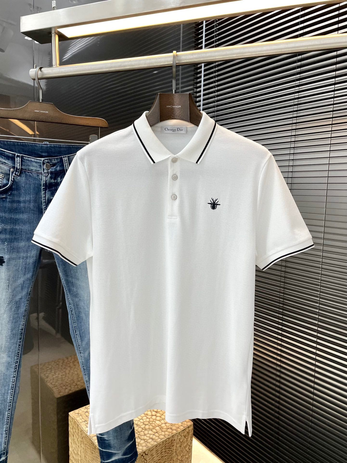 NO:509806,P Dior- (Dior) The latest POLO short-sleeved sleeves in spring and summer 2025, using the latest cotton fabric, resistant to washing and not fading easily, soft and comfortable in touch, classic design style, special customization, simple cutting and splicing, reflecting the extraordinary craftsmanship of workers, full of high-end and fashionable feeling!  The style is quite good at casual and versatile. Size M-3XL, dior, dior, T-shirt, alexander wang19860909P  Dior-（迪奥） 2025春夏最新款POLO短袖,采用最新棉面料,耐水洗不易掉色,手感柔软、成分柔软舒适 经典设计风格 特殊定制 简单的裁剪方式拼接,体现出工人不凡的工艺,高端时尚感十足！版型相当赞休闲百搭款.尺码 M-3XL,,dior,dior,T-shirt,alexander wang,Men's clothing