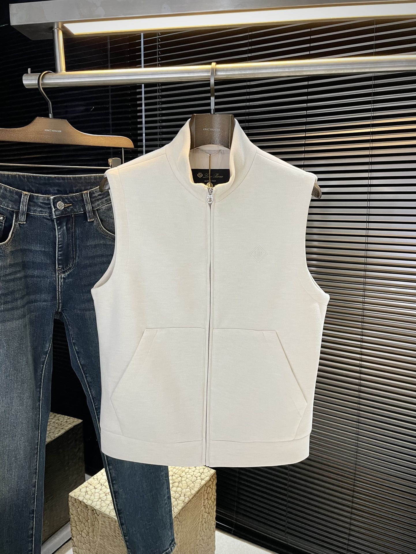 NO:509809,P LP (Nuoyou Pianya) 2025 autumn new product Foreign trade company order Simple style fashionable vest Imported original high-quality polyester fiber fabric, the sag and luster are definitely refreshing, making it more youthful and energetic, the turning work is neat and flat, all hardware accessories are customer-supplied with top-grade accessories, it is obvious that it is high-end fabric. This fabric is woven and there is nowhere to be picked outside. This vest is often worn and has strong practicality. Size M-3XL, loro piano, alexander wang19860909P  LP（诺悠翩雅）2025秋季新品 外贸公司订单 简约风格时尚马甲 进口原版高品质聚脂纤维面料,垂度和光泽绝对是提气,更显青春活力,车工走线整齐平整,所有五金附料都是客供带顶级配件 一看就是高档的面料 这种面料都是定织的 外面根本就没有 无任何有挑剔的地方 这样的一件马甲属于常备常穿的,实用性很强.尺码 M-3XL,,loro piana,alexander wang,Men's clothing