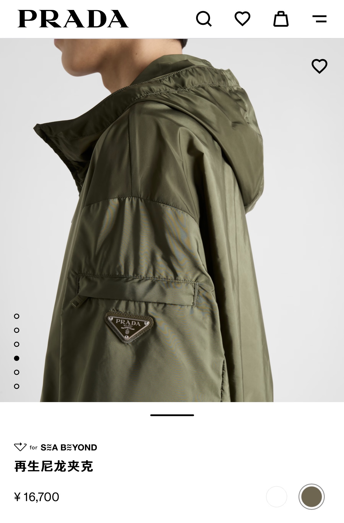 。Prada 功能性拉链夹克
定制雅韵轻坚再生尼龙绸 轻盈如羽 舒适贴肤 以橄榄绿为主色调 以其独有的沉