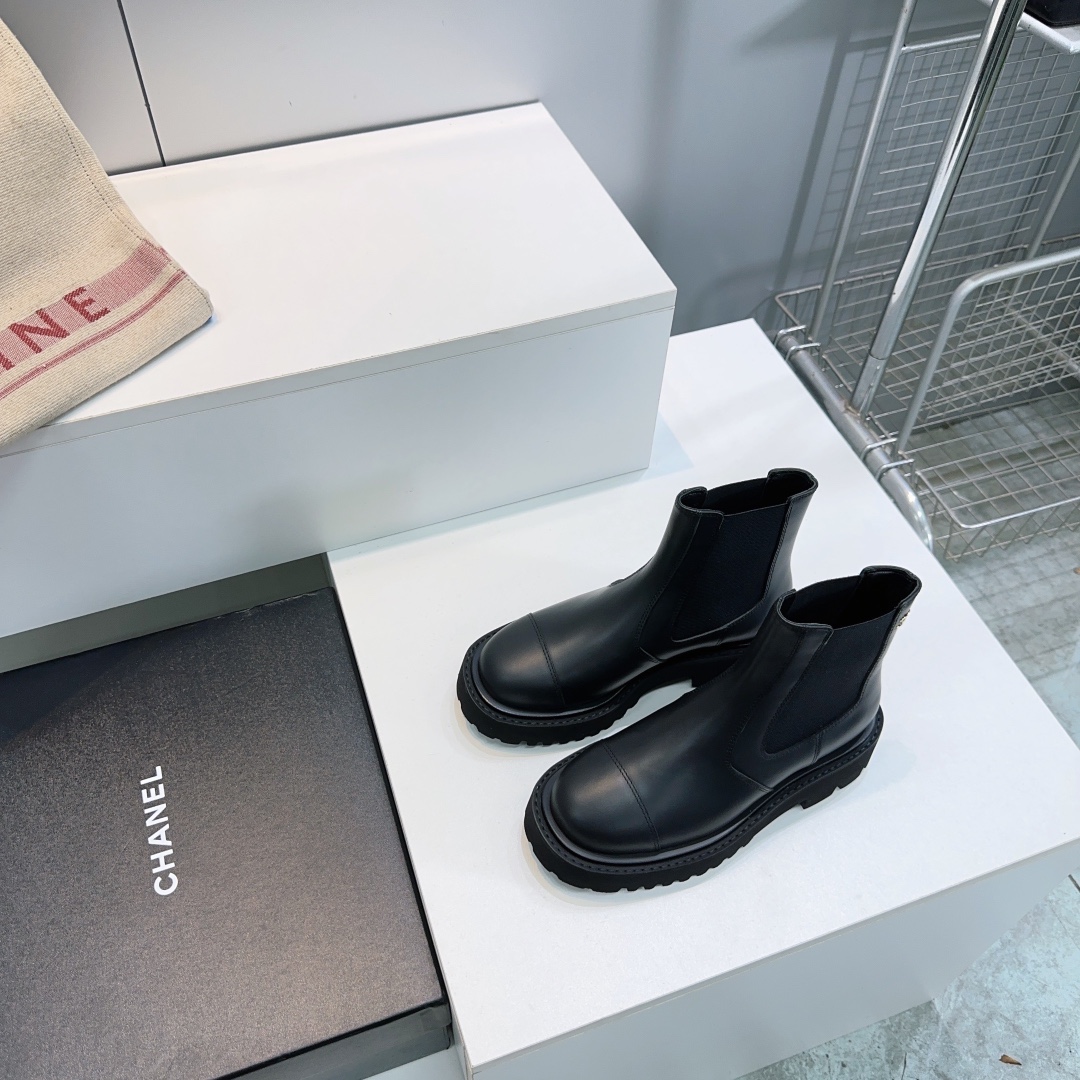 NO:477265,High quality!  Top quality CHANEL Chanel 2025 autumn and winter new product elastic elastic and tight thick-soled short boots!  This season's must-have items for autumn and winter!  !  Xiaohongshu is highly recommended, with minimalist style!  It looks good no matter how you match it, a must-have for fashionable things!  Simple and irresistible matching shows unique styles of dressing, free mixing and matching are shining in place and keeping up with Grandma Shixiang’s fashion pace!  !  !  Exquisite details enlarge the original mold opening hardware buckle. The upper is imported calfskin, inner foot padded sheepskin. Original mold opening rubber foamed sole. Sole thickness: about 4.5cm. Size: 35-40 (40 custom made without return) with original packaging, boots, chanel, chanel, boots, cowhide, sheepskin19860909高品质！顶级品质CHANEL香奈儿2025秋冬小香新品弹力松紧一脚蹬厚底短靴！本季秋冬季必备单品！！ 小红书力推款,极简风格！怎么搭配都好看,时髦精必备！简约又难以抗拒搭配展现与众不同的穿搭风格、自由混搭闪耀到位跟紧香奶奶时尚步伐！！！精致细节放大看原版开模五金扣 鞋面采用进口小牛皮 内里垫脚羊皮 原版开模橡胶发泡大底 底厚:约4.5cm 码数:35-40（40订做不退换） 配原版包装,靴子,chanel,chanel,boots,cowhide,sheepskin,Women's Shoes