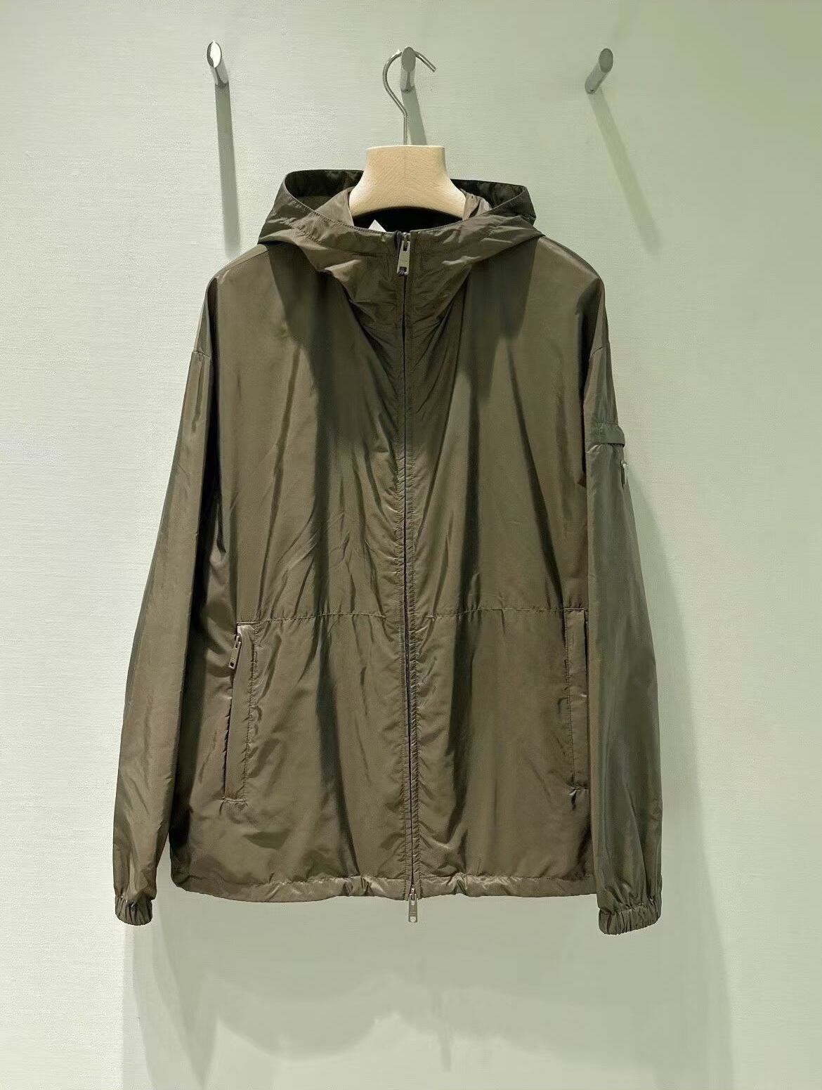 。Prada 功能性拉链夹克
定制雅韵轻坚再生尼龙绸 轻盈如羽 舒适贴肤 以橄榄绿为主色调 以其独有的沉