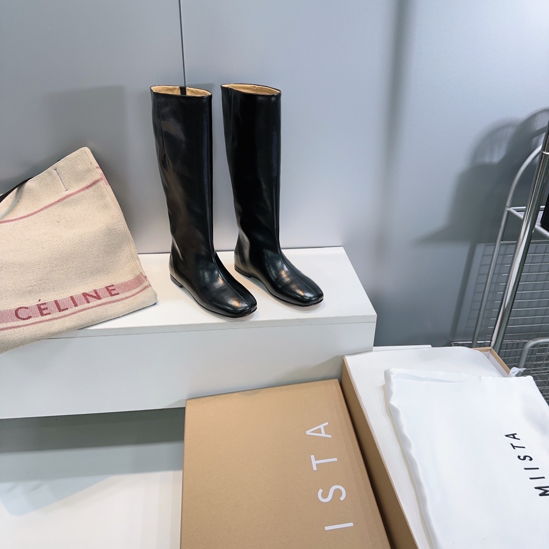 NO:477273,High quality!  The niche trendy brand Miista25ss autumn and winter new straight-tight flat-sole boots minimalist style knight boots!  This seemingly simple style is super versatile. No matter what color of clothes you wear, it is great. The simple style is not afraid of how easy it is to wear and look good. It exudes a handsome French street style when you wear it. This pair of miist@ boots looks good. Every time you wear it, you don’t know what shoes you wear, you won’t be wrong to choose it. The skirt looks good with pants, and it is worthy of being a boot style recommended by many people. It will make your legs look thin. The upper is made of original custom-made oil wax cowhide. The inner foot pads are water-dyed cowhide. The imported genuine leather sole from Italy. Size: 35-41 (40.41 is not returned or exchanged) with original packaging, boots, boots, skirts, cowhide, Leather soles19860909高品质！小众潮牌Miista25ss秋冬新款直筒一脚蹬平底长靴极简风骑士靴！ 这种看似简单的款式超级百搭,无论搭配什么颜色衣服都非常棒,简单款不怕多好穿又好看 随搭都散发出帅气的法式街头风 这双miist@靴子真是怎么搭怎么好看 每次搭完一身不知道穿什么鞋,选它都不会错 配裙子好看 配裤子也好看,不愧是好多人推荐过的靴型 穿上会显得小腿超细 鞋面采用原版定制油蜡牛皮 内里垫脚水染牛皮 意大利进口真皮大底 码数:35-41（40.41定不退换） 配原版包装,靴子,boots,skirts,cowhide,Leather soles,Women's Shoes