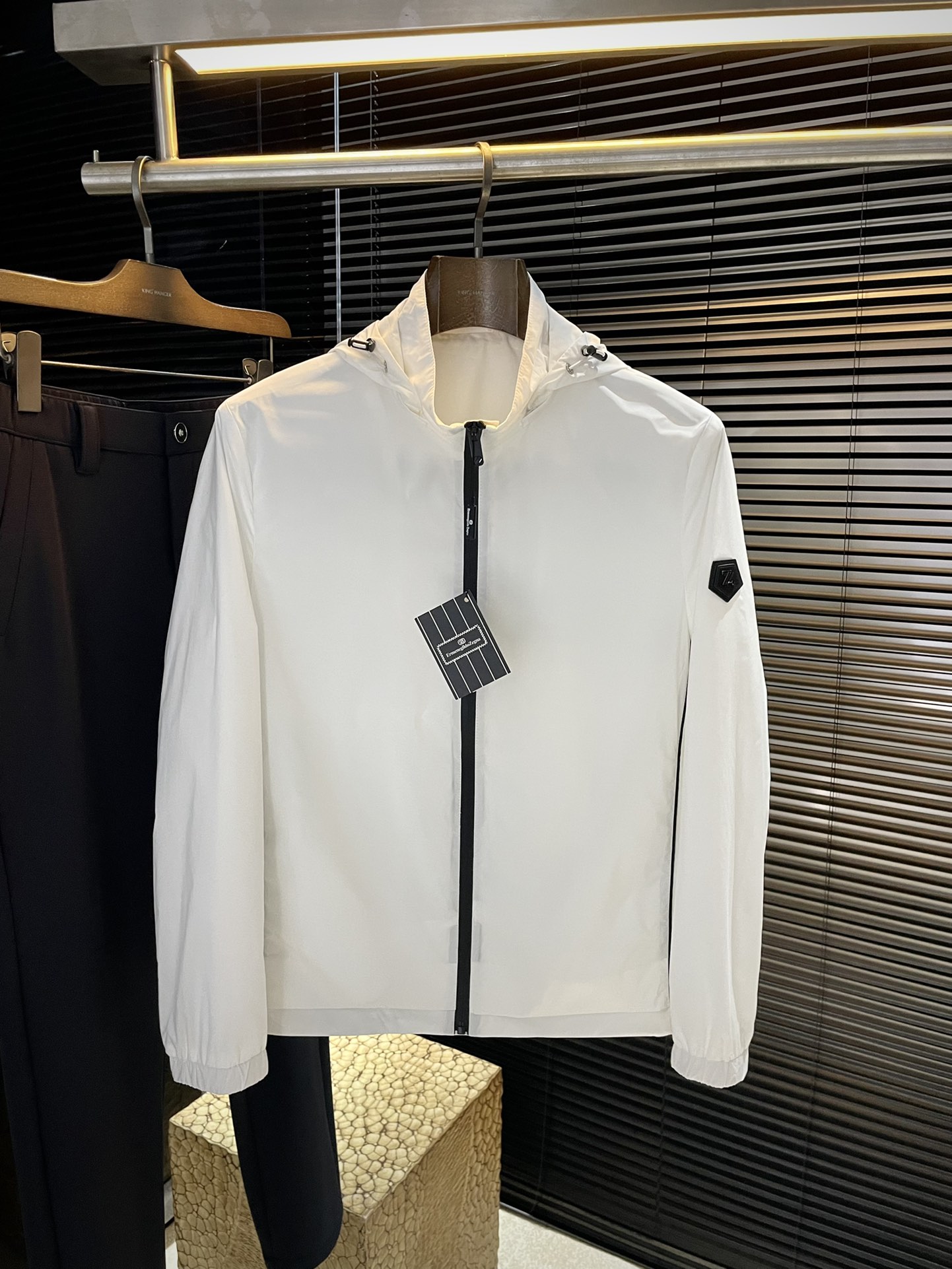 NO:509811,P Z Zegn (Jenia) is a big recommendation!  2025 autumn new products are released simultaneously on the official website. Simple and elegant jackets are imported from the original high-quality polyester fiber fabric. The sag and luster are definitely refreshing. The placket design makes it more youthful and energetic. The turning work is neat and flat. All hardware accessories are top-grade accessories with logos. It is obvious that they are high-end fabrics. This fabric is a good product from regular manufacturers. There is no picky place. This jacket is often worn and has strong practicality. Size 48-56, zegna, jackets & coats, jackets & coats, alexander wang19860909P  Z Zegn（杰尼亚）重磅推荐！2025秋季新品 官网同步发售 简约大方夹克 进口原版高品质聚脂纤维面料,垂度和光泽绝对是提气,门襟设计 更显青春活力,车工走线整齐平整,所有五金附料都是客供带logo顶级配件 一看就是高档的面料 这种面料都是定织的 正规大厂途径出来的好货,无任何有挑剔的地方 这样的一件外套属于常备常穿的,实用性很强.尺码 48-56,,zegna,jackets & coats,jackets & coats,alexander wang,Men's clothing