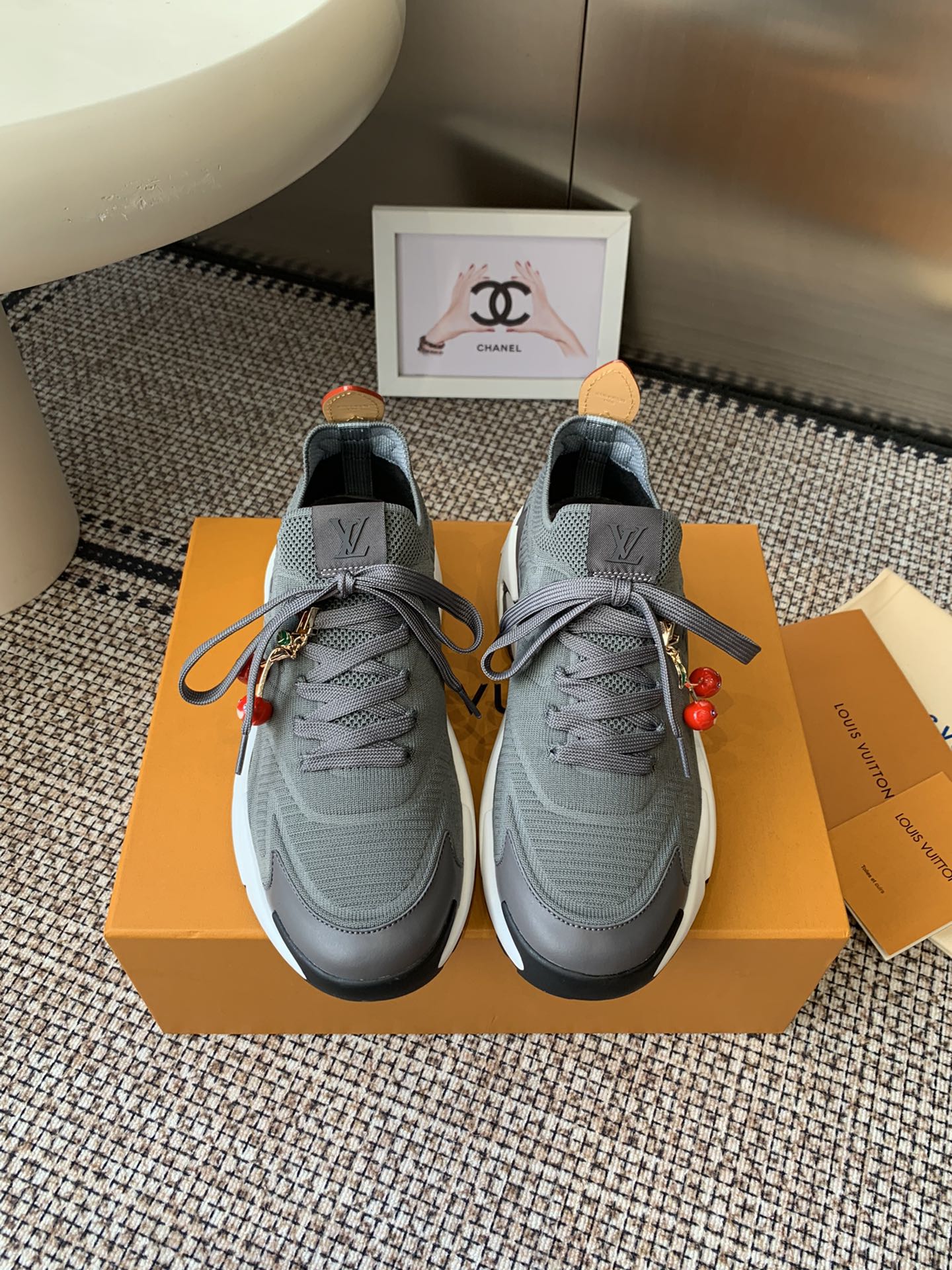 NO:511733,Cherry plus 60 LV Runner Tatic series 25ss new mesh flying knit casual sports shoes Original purchase and development Made this model LV Runner Tatic sports shoes combine mesh fabrics and straps to interpret the inspiration of traditional hiking shoes LV letters are written on one side Lasso embellishment of fast lace-up system Monogram Flowers and Louis Vuitton logo Lightweight and wear-resistant rubber outsole perfect overall fabric Original imported custom technology fabric + mesh inner lining Original custom breathable mesh Outsole Original open mold-proof rubber combination material Size: Men's model 39-45, casual shoes/sports shoes, louis vuitton, louis vuitton, sneakers19860909樱桃加60 LV Runner Tatic系列 25ss新款网面飞织休闲 运动鞋 原版购入开发 做货 本款 LV Runner Tatic 运动鞋融合网格面料和饰带等科技材质,演绎传统登山鞋的灵感启发 LV 字母抒写于一侧 快速系带系统的套索扣点缀 Monogram 花卉和路易威登标识 轻盈耐磨的橡胶外底完善整体 面料 原版进口定制科技面料+网面 内里 原版定制透气网里 大底 原版开模防滑橡胶组合材质 码数: 男款39-45,休闲鞋/运动鞋,louis vuitton,louis vuitton,sneakers,Women's Shoes