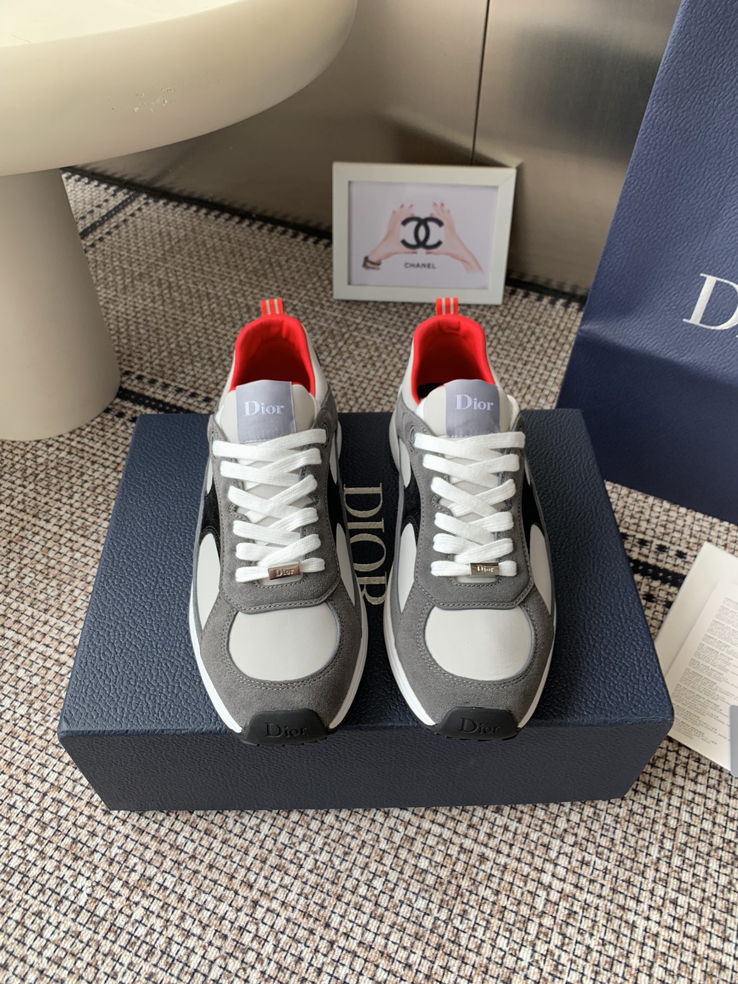 NO:511737,Dior Show latest Star series Sports Shoes Couple model This Dior Star new dad sneakers are rich in classic series in a fashionable and retro style. They are carefully crafted and can be matched with casual styles throughout the year. The Dior logo on the tongue of the Dad Shoes style shoe is also indicated that this pair of shoes is the B30 model. B30 uses delicate textured leather and mesh fabric materials to splice into the shoe body. There are conspicuous letter CDs on both sides of the shoe body to indicate identity. The shoe body outlines the details, making the shoe look less monotonous, and the retro three-dimensional feeling is full of original custom fabric leather + high elastic lycra. The inner lining is imported breathable and high elastic lycra. The sole is open and the sole is anti-slip. The sole is 3.5CM thick. Size: women's model 35-41  Men's 39-45 (Female 41. Men's 45 customized), casual shoes/sports shoes, dior, dior, sneakers, cowhide19860909Dior 迪奥 秀场最新Star系列 运动鞋 情侣款 这款 Dior Star 新品老爹运动鞋 以时髦复古风格丰富经典系列 精心制作 可全年与休闲造型搭配 顺应复古市场的趋势的 Dad Shoes风格鞋款鞋舌上的Dior标志 也注明了这双鞋是B30的型号 B30运用了质感细腻的皮革和网眼布面材质拼接成鞋身 鞋身两侧有显眼的字母CD 表明身份 鞋身多处线条勾勒细节 让鞋子看起来不那么单调 复古立体感十足 面料原版定制牛皮+高弹力莱卡 内里进口透气高弹力莱卡 鞋底开模防滑大底 底厚3.5CM 码数: 女款35-41 男款39-45（女41.男45 定做）,休闲鞋/运动鞋,dior,dior,sneakers,cowhide,Women's Shoes