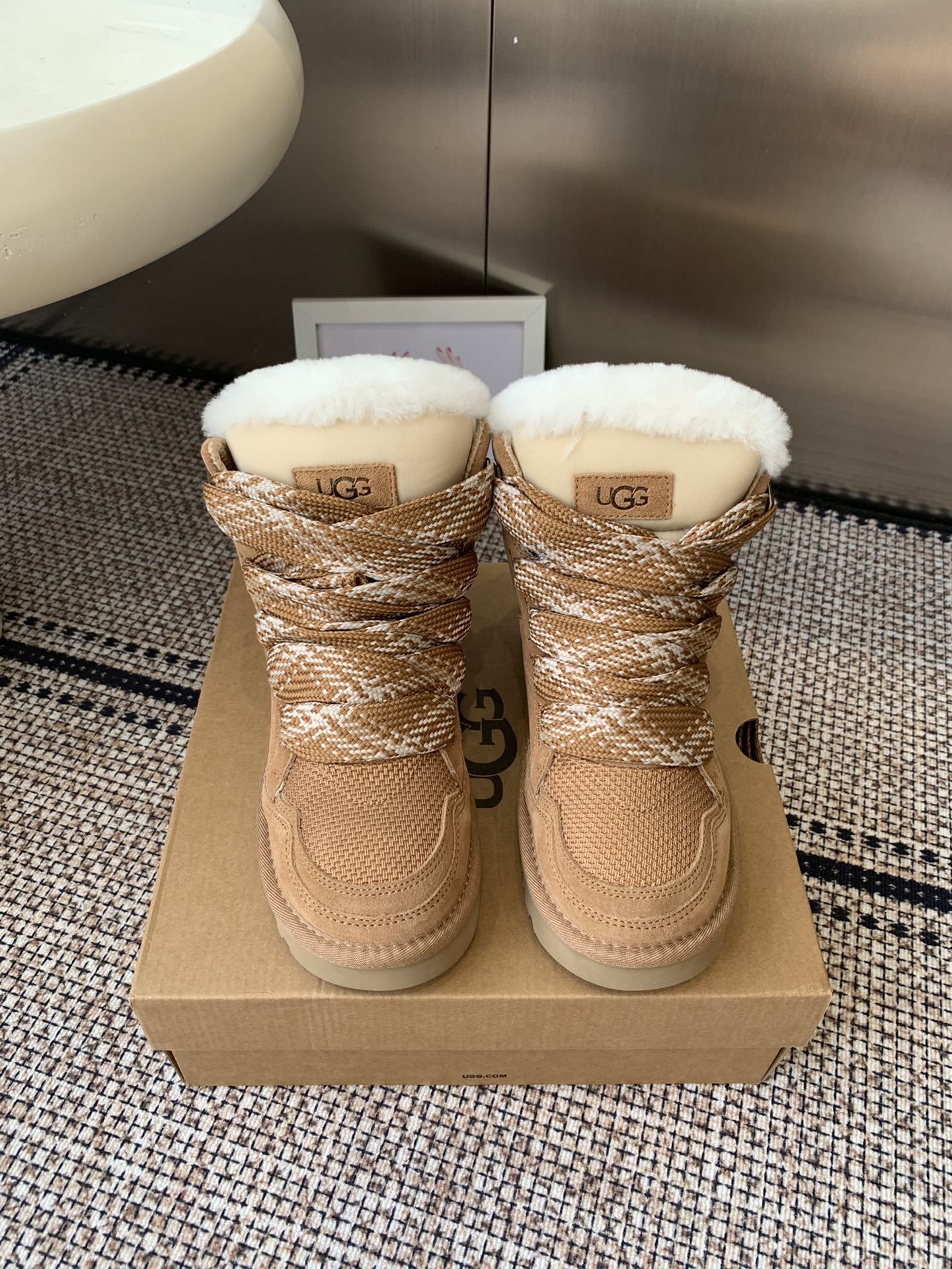 NO:511729,UGG 25ss autumn and winter new style, thick-soled casual shoes as the leading brand. This new style also continues its usual concept of comfort. It is light and comfortable to wear when worn on the feet. It is like stepping on the clouds. It is made of EVA material, which is non-slip and wear-resistant. Whether you are walking or running, you will never have to worry about being tired of walking. In addition to comfort, the design of this new style is also super fashionable. The simple lines and smooth tailoring. The fluff decoration on the upper is the finishing touch, making the whole pair look more cute and playful. Size: 35-40 (41 custom made without return), snow boots, boots19860909UGG 25ss秋冬新款 厚底休闲鞋  作为的领军品牌 这双新款同样延续了其一贯的舒适理念 穿在脚上轻盈自在 仿佛踩在了云朵上一般鞋底采用EVA材质 防滑耐磨 不管是走路还是跑步都稳稳当当的再也不用担心走路累脚啦 除了舒适度 这双新款的设计也是超级时尚的 简约的线条和流畅的剪裁 鞋面上的绒毛装饰更是点睛之笔 让整双看起来更加可爱俏皮 码数: 35-40(41定做不退换),雪地靴,boots,Women's Shoes