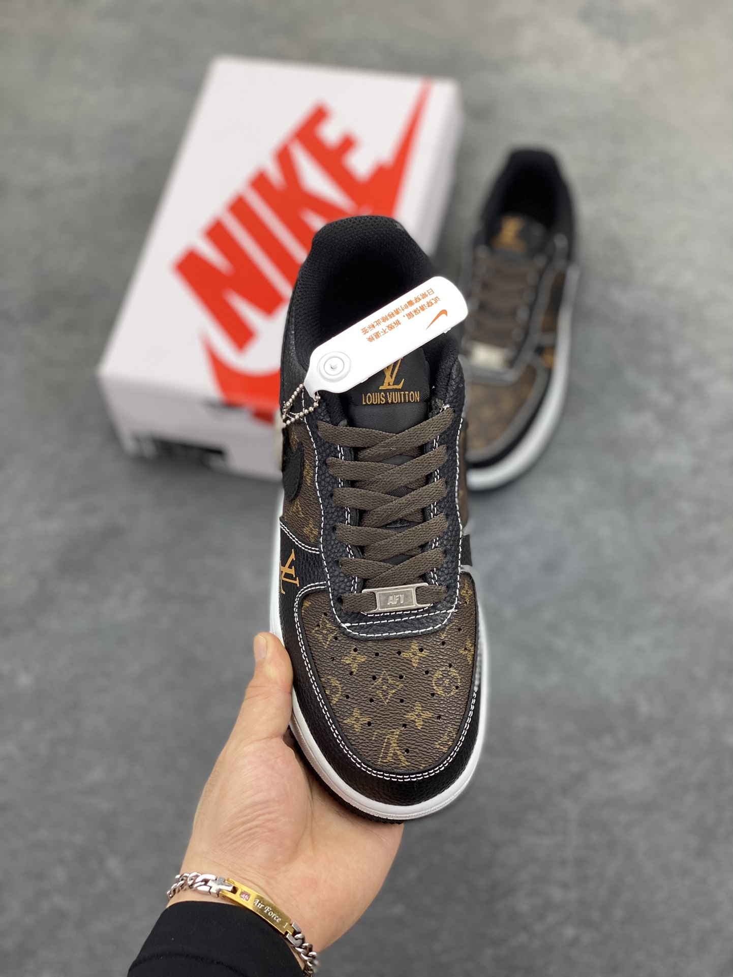 图片[2]-NIke Air Force 1 \’07 Low “LV联名——经典黑棕”空军一号 低帮 运动鞋 休闲鞋 折边针车 工艺难度大 原楦头原纸板 原装鞋盒 定制五金配件 内置全掌气垫 原厂鞋底 货号：CZ3986-002 尺码：36 36.5 37.5 38 38.5 39 40 40.5 41 42 42.5 43 44 44.5 45-选品中心