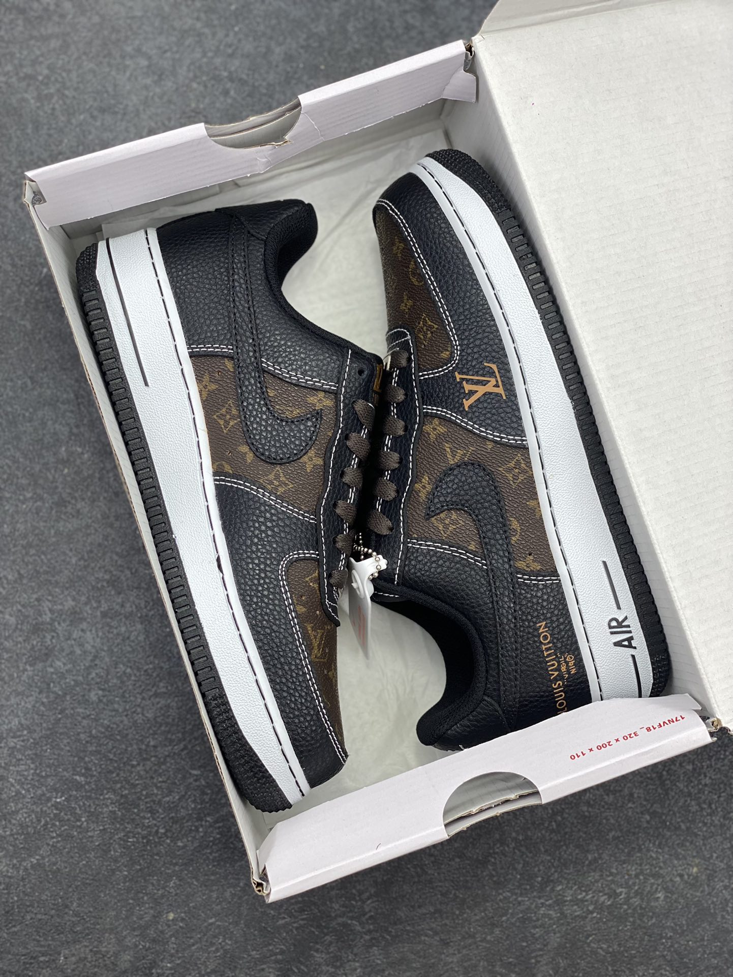 图片[9]-NIke Air Force 1 \’07 Low “LV联名——经典黑棕”空军一号 低帮 运动鞋 休闲鞋 折边针车 工艺难度大 原楦头原纸板 原装鞋盒 定制五金配件 内置全掌气垫 原厂鞋底 货号：CZ3986-002 尺码：36 36.5 37.5 38 38.5 39 40 40.5 41 42 42.5 43 44 44.5 45-选品中心