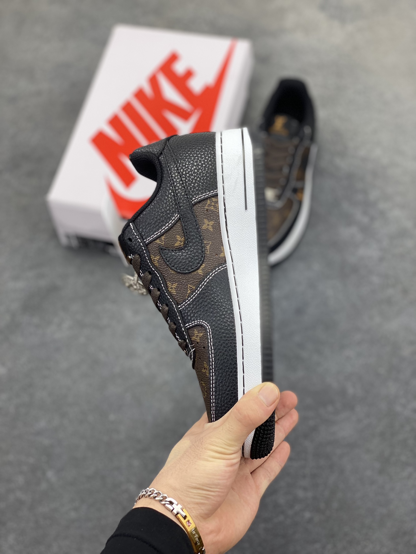 图片[3]-NIke Air Force 1 \’07 Low “LV联名——经典黑棕”空军一号 低帮 运动鞋 休闲鞋 折边针车 工艺难度大 原楦头原纸板 原装鞋盒 定制五金配件 内置全掌气垫 原厂鞋底 货号：CZ3986-002 尺码：36 36.5 37.5 38 38.5 39 40 40.5 41 42 42.5 43 44 44.5 45-选品中心