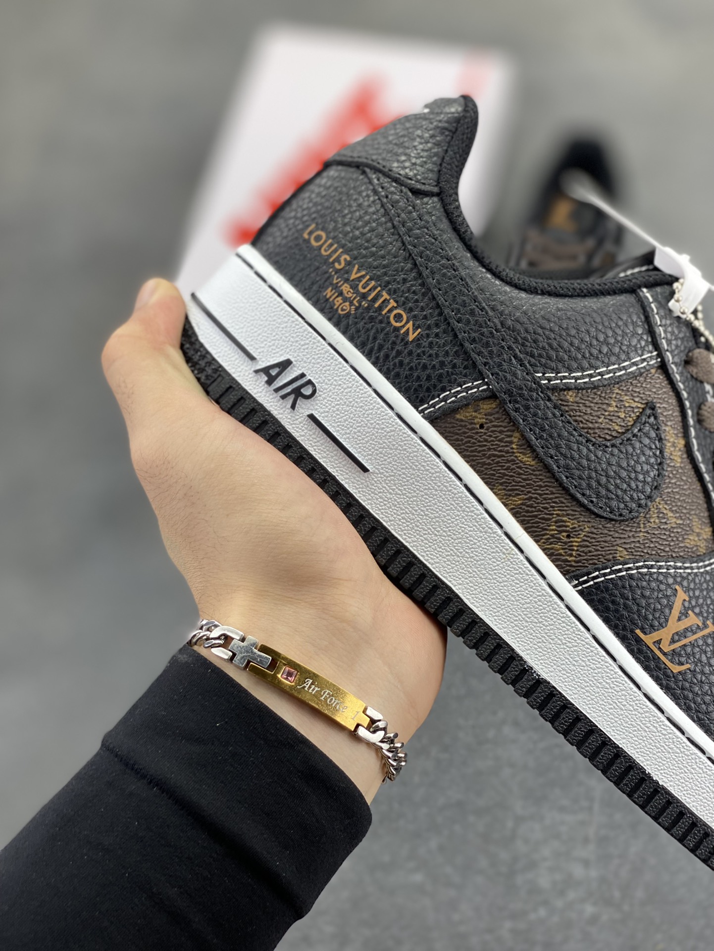 图片[6]-NIke Air Force 1 \’07 Low “LV联名——经典黑棕”空军一号 低帮 运动鞋 休闲鞋 折边针车 工艺难度大 原楦头原纸板 原装鞋盒 定制五金配件 内置全掌气垫 原厂鞋底 货号：CZ3986-002 尺码：36 36.5 37.5 38 38.5 39 40 40.5 41 42 42.5 43 44 44.5 45-选品中心