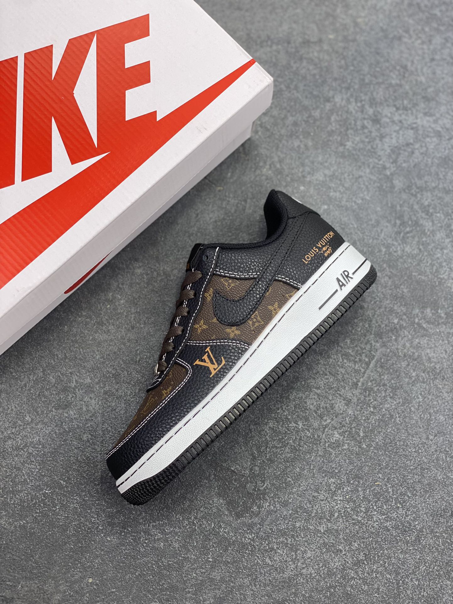 图片[7]-NIke Air Force 1 \’07 Low “LV联名——经典黑棕”空军一号 低帮 运动鞋 休闲鞋 折边针车 工艺难度大 原楦头原纸板 原装鞋盒 定制五金配件 内置全掌气垫 原厂鞋底 货号：CZ3986-002 尺码：36 36.5 37.5 38 38.5 39 40 40.5 41 42 42.5 43 44 44.5 45-选品中心