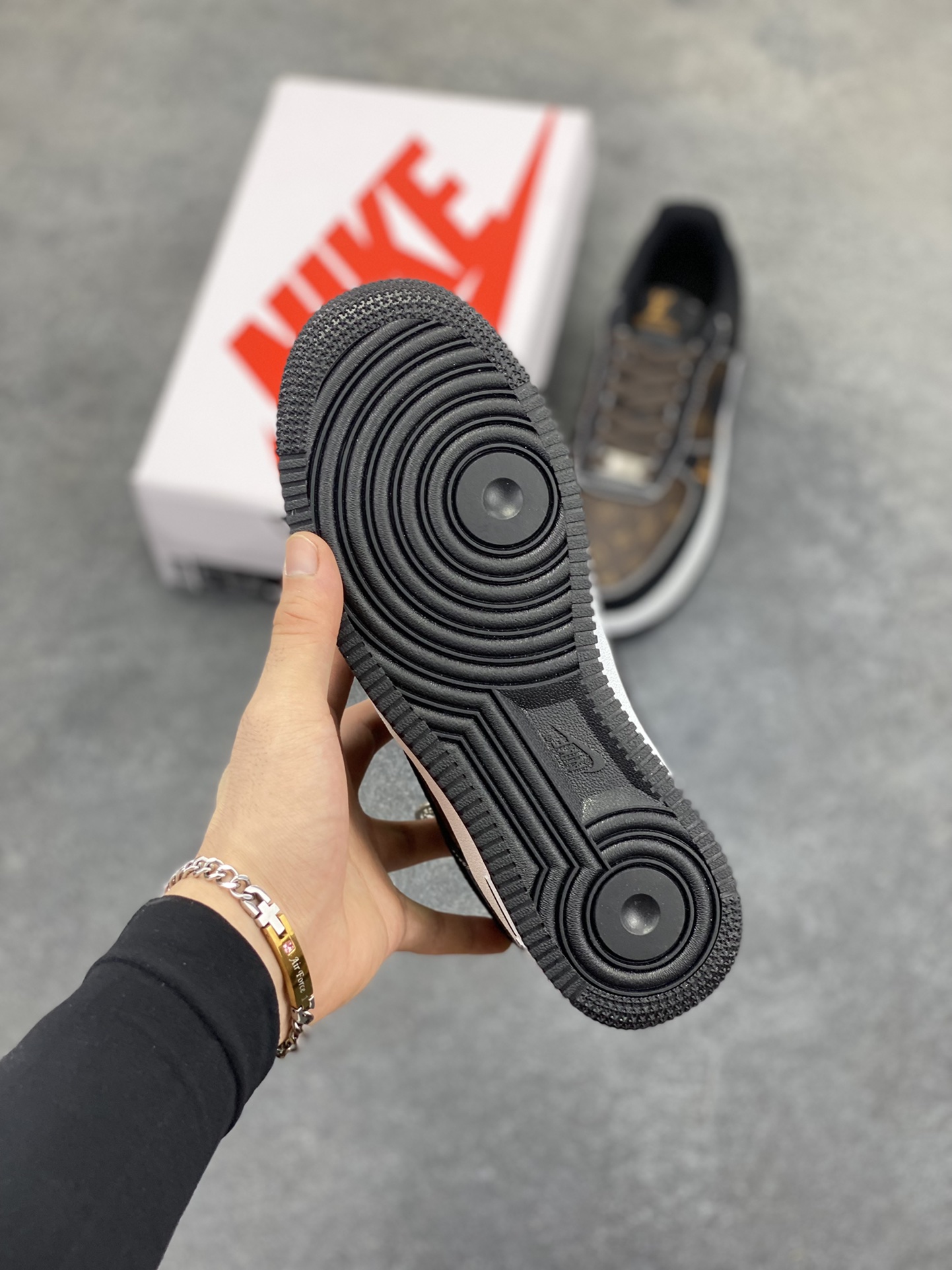 图片[5]-NIke Air Force 1 \’07 Low “LV联名——经典黑棕”空军一号 低帮 运动鞋 休闲鞋 折边针车 工艺难度大 原楦头原纸板 原装鞋盒 定制五金配件 内置全掌气垫 原厂鞋底 货号：CZ3986-002 尺码：36 36.5 37.5 38 38.5 39 40 40.5 41 42 42.5 43 44 44.5 45-选品中心