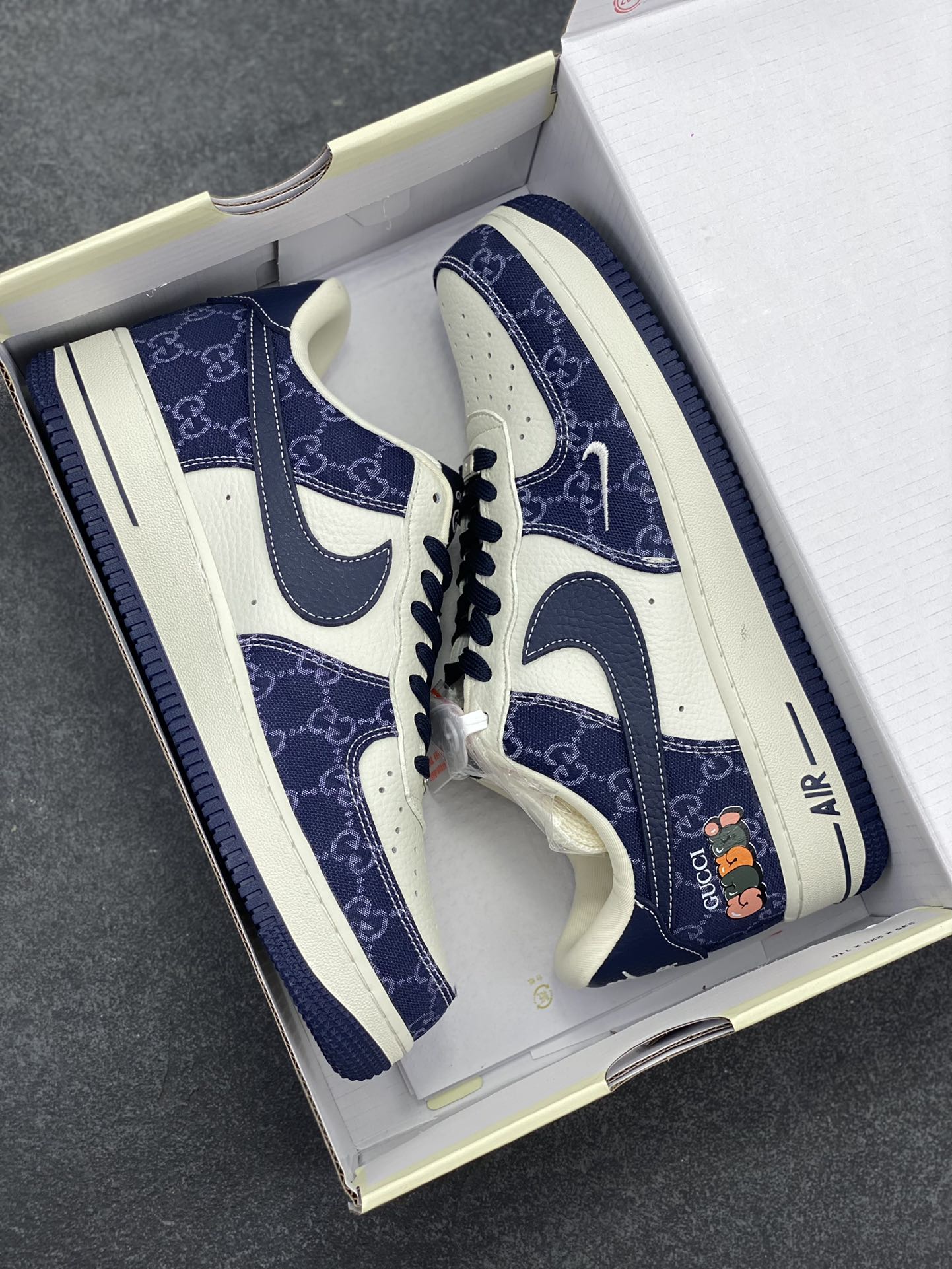 图片[9]-NIke Air Force 1 \’07 Low 古驰联名–藏蓝牛仔 空军一号低帮 运动鞋 休闲鞋 折边针车 工艺难度大 原楦头原纸板 原装鞋盒 原厂鞋底 超高清洁度 细节完美 货号：SC0601-568 尺码：36 36.5 37.5 38 38.5 39 40 40.5 41 42 42.5 43 44 44.5 45-选品中心