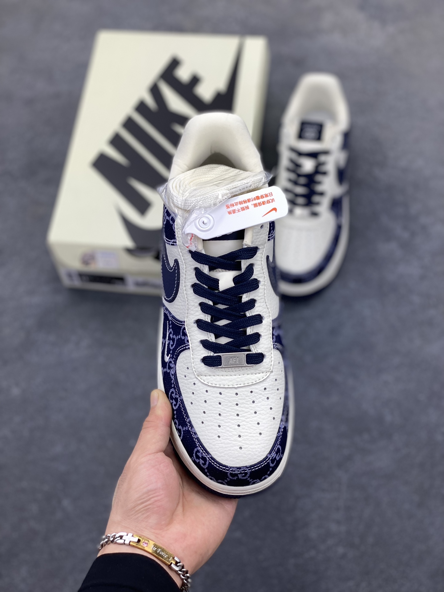 图片[2]-NIke Air Force 1 \’07 Low 古驰联名–藏蓝牛仔 空军一号低帮 运动鞋 休闲鞋 折边针车 工艺难度大 原楦头原纸板 原装鞋盒 原厂鞋底 超高清洁度 细节完美 货号：SC0601-568 尺码：36 36.5 37.5 38 38.5 39 40 40.5 41 42 42.5 43 44 44.5 45-选品中心