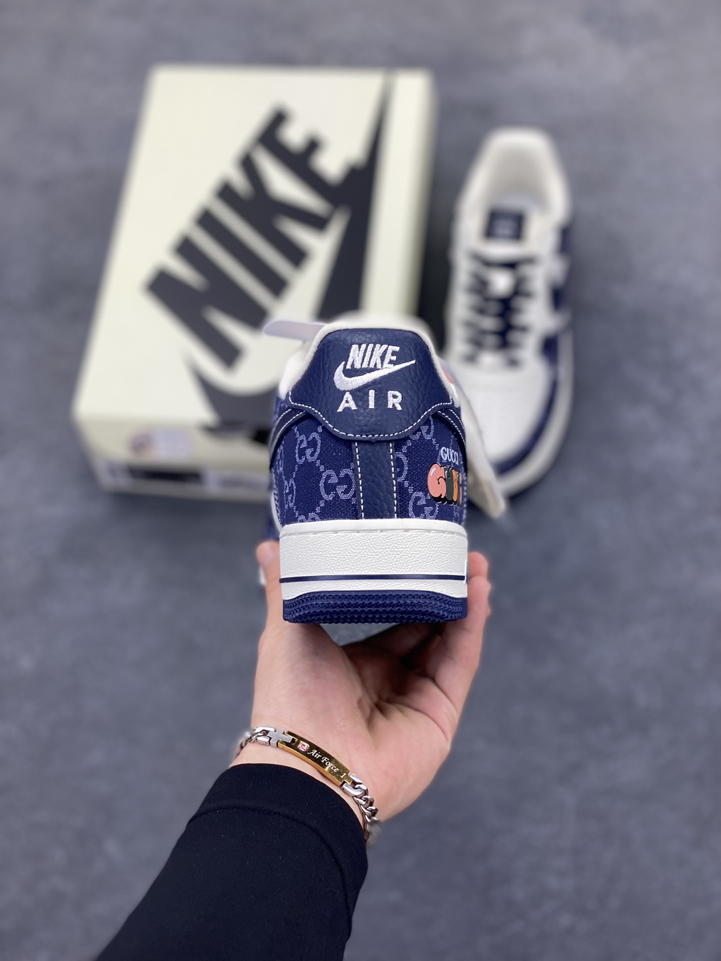 图片[4]-NIke Air Force 1 \’07 Low 古驰联名–藏蓝牛仔 空军一号低帮 运动鞋 休闲鞋 折边针车 工艺难度大 原楦头原纸板 原装鞋盒 原厂鞋底 超高清洁度 细节完美 货号：SC0601-568 尺码：36 36.5 37.5 38 38.5 39 40 40.5 41 42 42.5 43 44 44.5 45-选品中心