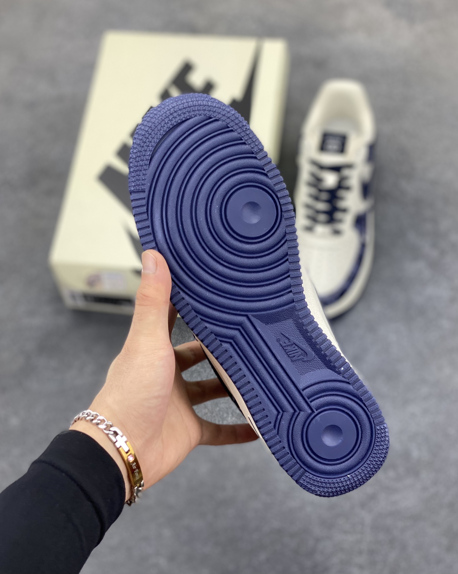 图片[5]-NIke Air Force 1 \’07 Low 古驰联名–藏蓝牛仔 空军一号低帮 运动鞋 休闲鞋 折边针车 工艺难度大 原楦头原纸板 原装鞋盒 原厂鞋底 超高清洁度 细节完美 货号：SC0601-568 尺码：36 36.5 37.5 38 38.5 39 40 40.5 41 42 42.5 43 44 44.5 45-选品中心