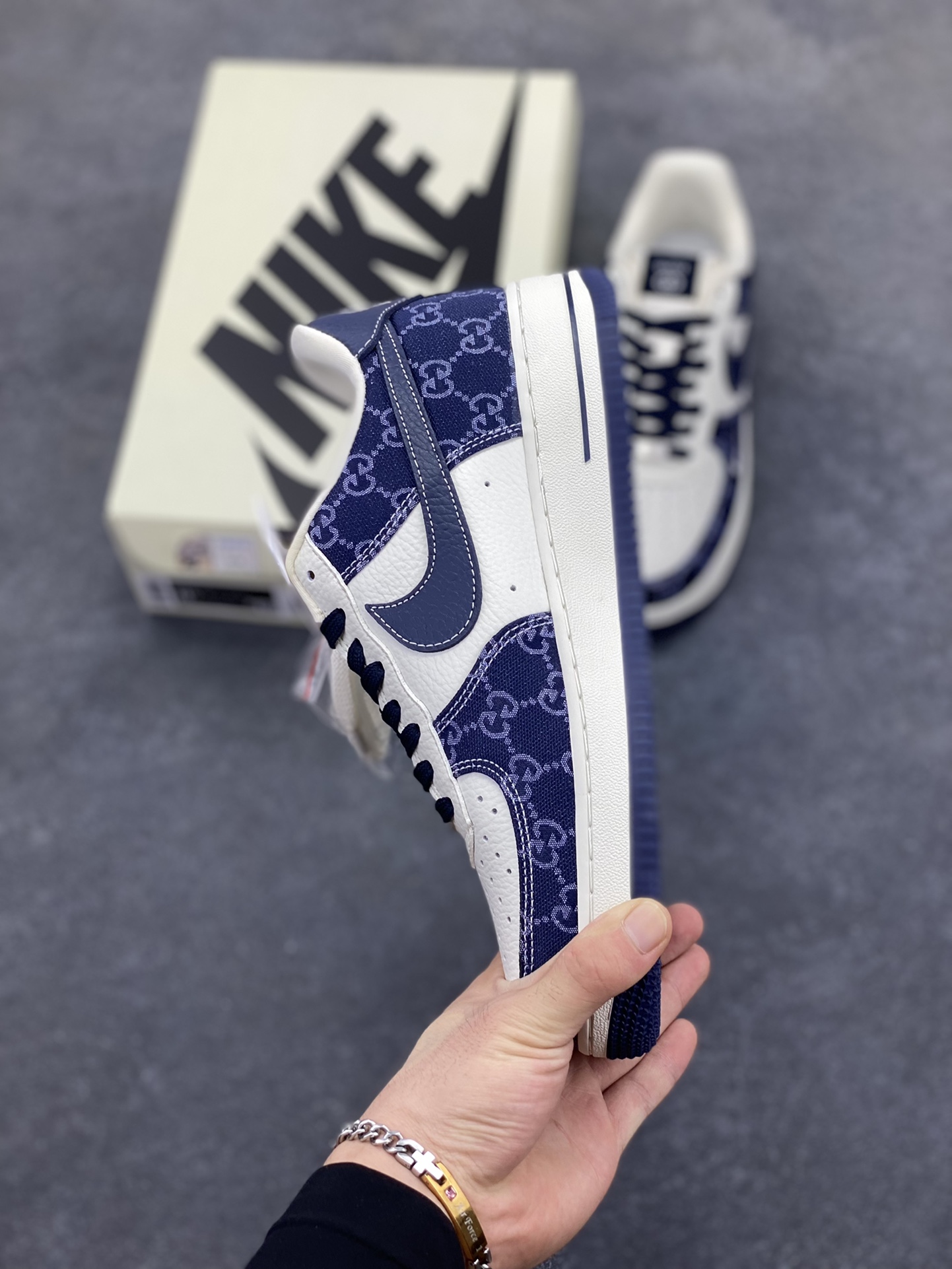 图片[3]-NIke Air Force 1 \’07 Low 古驰联名–藏蓝牛仔 空军一号低帮 运动鞋 休闲鞋 折边针车 工艺难度大 原楦头原纸板 原装鞋盒 原厂鞋底 超高清洁度 细节完美 货号：SC0601-568 尺码：36 36.5 37.5 38 38.5 39 40 40.5 41 42 42.5 43 44 44.5 45-选品中心