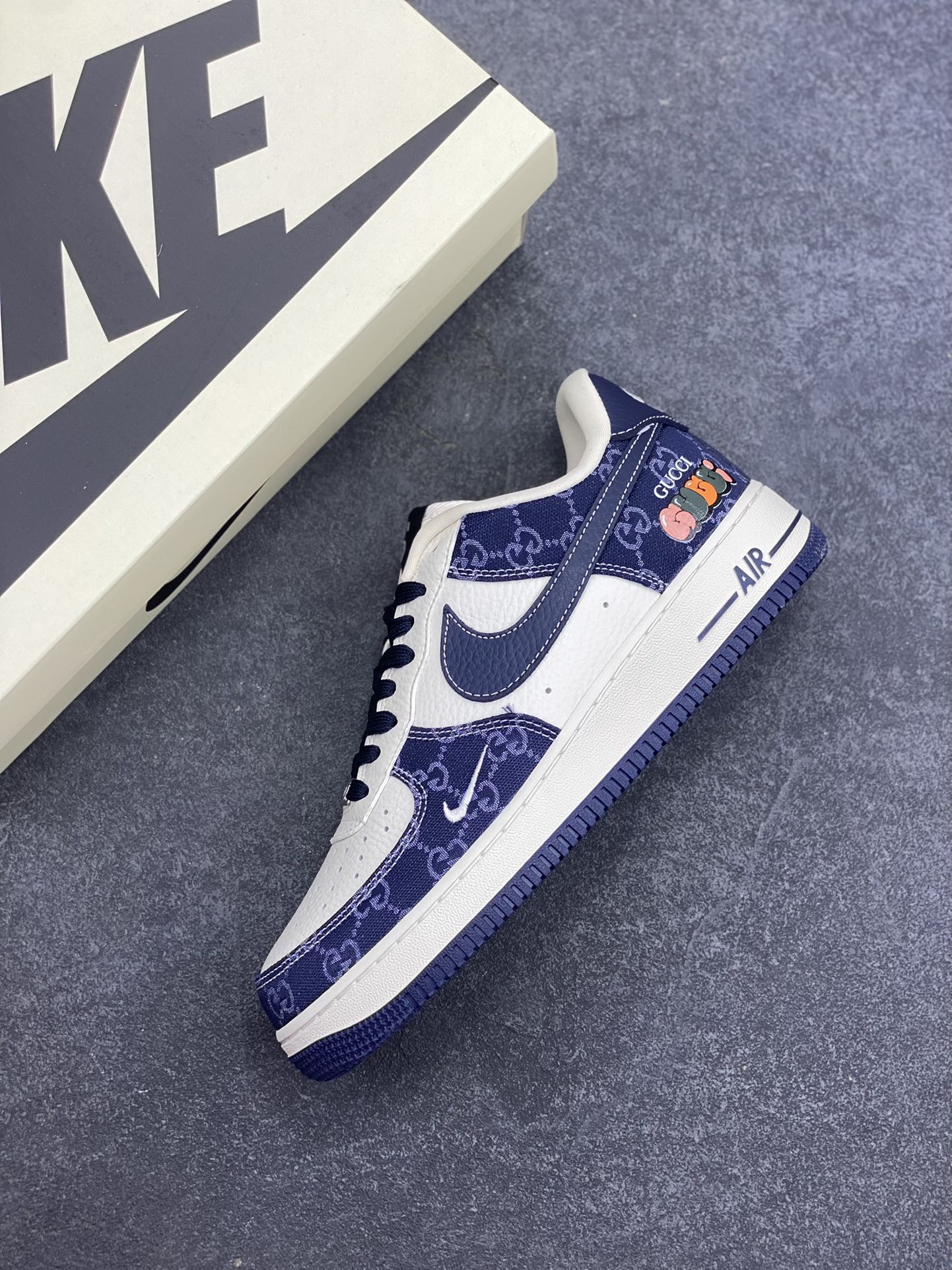 图片[7]-NIke Air Force 1 \’07 Low 古驰联名–藏蓝牛仔 空军一号低帮 运动鞋 休闲鞋 折边针车 工艺难度大 原楦头原纸板 原装鞋盒 原厂鞋底 超高清洁度 细节完美 货号：SC0601-568 尺码：36 36.5 37.5 38 38.5 39 40 40.5 41 42 42.5 43 44 44.5 45-选品中心