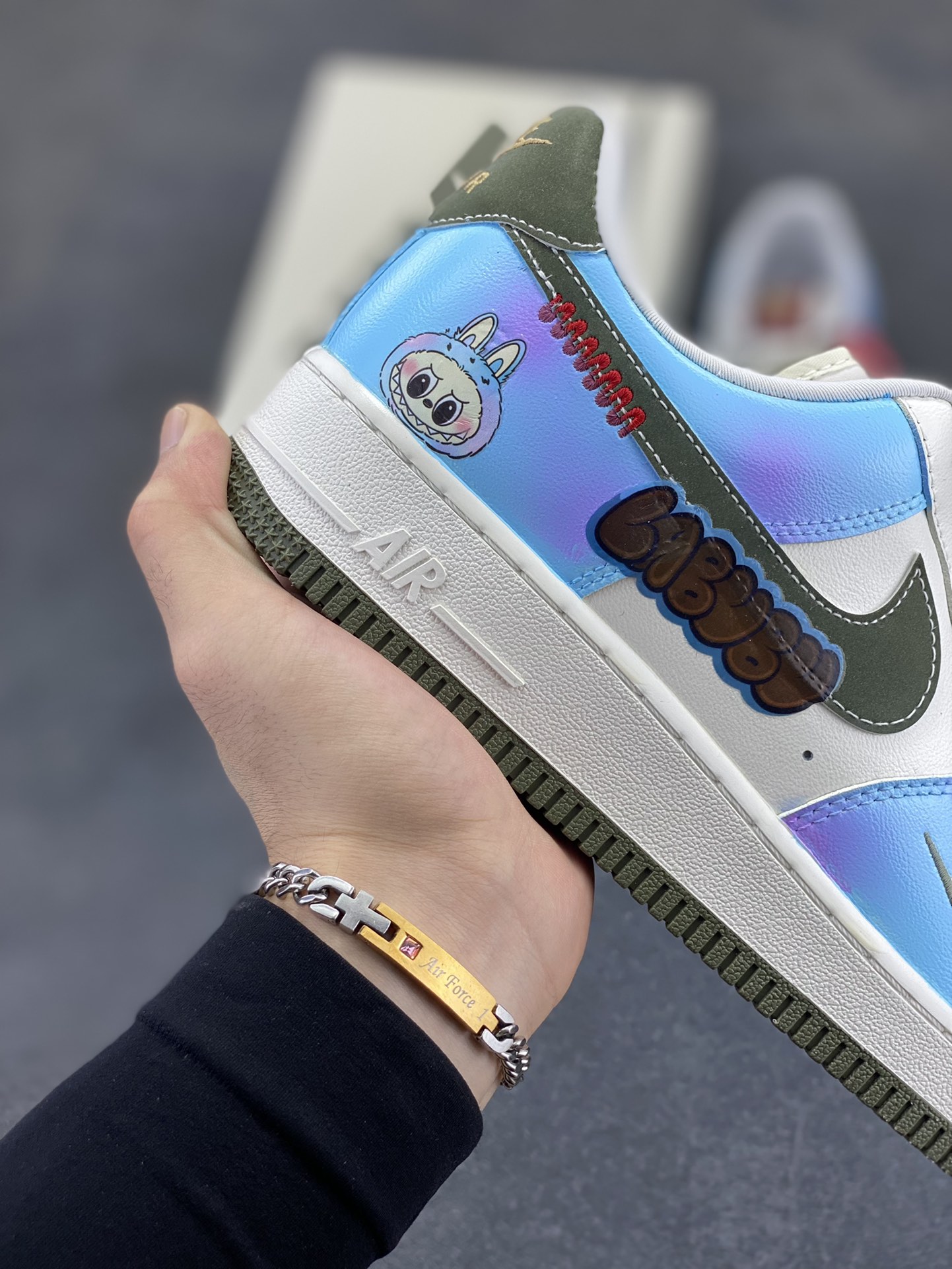 图片[6]-【定制球鞋】纯手工绘画Nike Air Force 1 空军一号 手绘 涂鸦 拉布布 潮流 耐磨 低帮 板鞋 男女同款 白黑色折边针车 工艺难度大 原楦头原纸板 原装鞋盒 定制五金配件 内置全掌气垫 原厂鞋底 货号：FV5979-130 尺码：36 36.5 37.5 38 38.5 39 40 40.5 41 42 42.5 43 44 44.5 45-选品中心