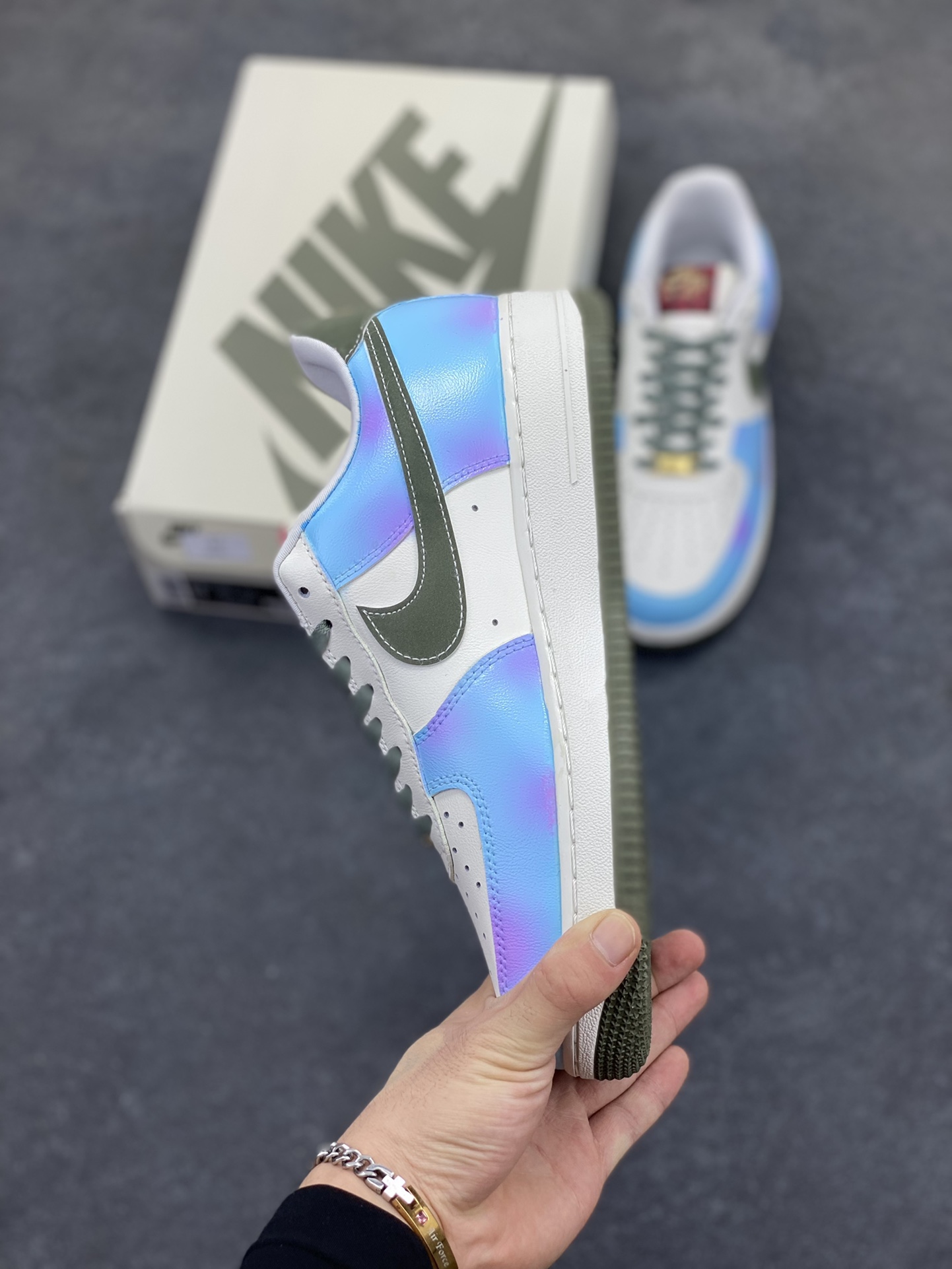 图片[3]-【定制球鞋】纯手工绘画Nike Air Force 1 空军一号 手绘 涂鸦 拉布布 潮流 耐磨 低帮 板鞋 男女同款 白黑色折边针车 工艺难度大 原楦头原纸板 原装鞋盒 定制五金配件 内置全掌气垫 原厂鞋底 货号：FV5979-130 尺码：36 36.5 37.5 38 38.5 39 40 40.5 41 42 42.5 43 44 44.5 45-选品中心