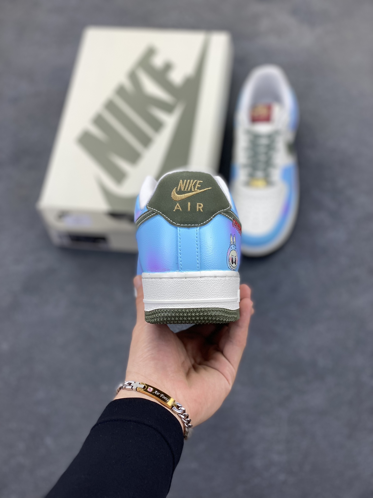 图片[4]-【定制球鞋】纯手工绘画Nike Air Force 1 空军一号 手绘 涂鸦 拉布布 潮流 耐磨 低帮 板鞋 男女同款 白黑色折边针车 工艺难度大 原楦头原纸板 原装鞋盒 定制五金配件 内置全掌气垫 原厂鞋底 货号：FV5979-130 尺码：36 36.5 37.5 38 38.5 39 40 40.5 41 42 42.5 43 44 44.5 45-选品中心