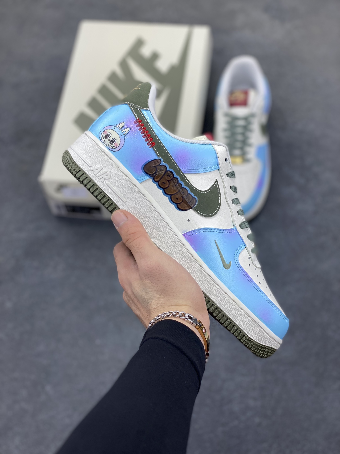 【定制球鞋】纯手工绘画Nike Air Force 1 空军一号 手绘 涂鸦 拉布布 潮流 耐磨 低帮 板鞋 男女同款 白黑色折边针车 工艺难度大 原楦头原纸板 原装鞋盒 定制五金配件 内置全掌气垫 原厂鞋底 货号：FV5979-130 尺码：36 36.5 37.5 38 38.5 39 40 40.5 41 42 42.5 43 44 44.5 45-选品中心