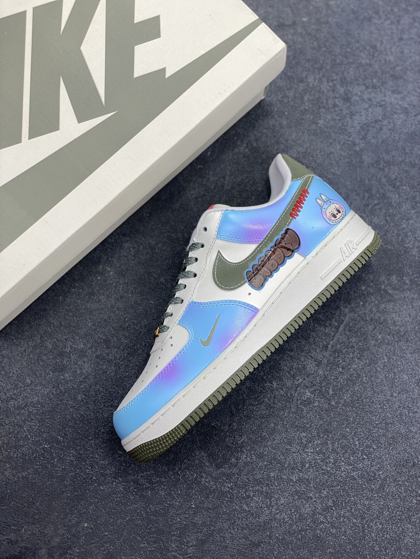 图片[7]-【定制球鞋】纯手工绘画Nike Air Force 1 空军一号 手绘 涂鸦 拉布布 潮流 耐磨 低帮 板鞋 男女同款 白黑色折边针车 工艺难度大 原楦头原纸板 原装鞋盒 定制五金配件 内置全掌气垫 原厂鞋底 货号：FV5979-130 尺码：36 36.5 37.5 38 38.5 39 40 40.5 41 42 42.5 43 44 44.5 45-选品中心