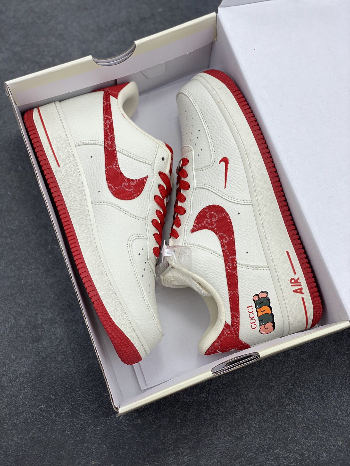 图片[9]-NIke Air Force 1 \’07 Low 古驰联名–白红 空军一号低帮 运动鞋 休闲鞋 折边针车 工艺难度大 原楦头原纸板 原装鞋盒 原厂鞋底 超高清洁度 细节完美 货号：SC0601-570 尺码：36 36.5 37.5 38 38.5 39 40 40.5 41 42 42.5 43 44 44.5 45-选品中心