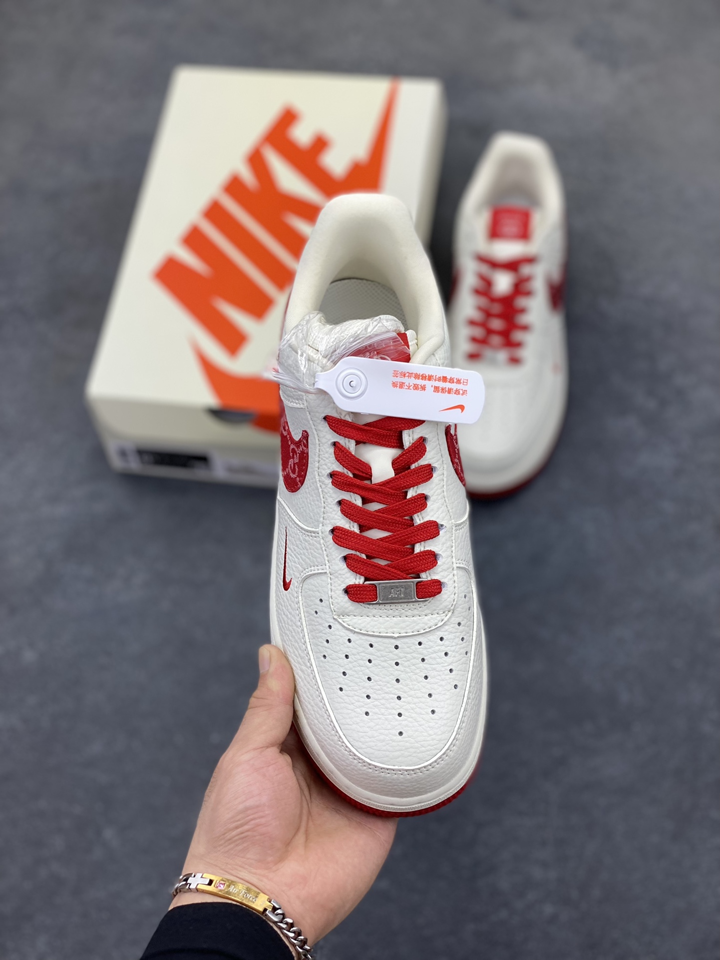 图片[2]-NIke Air Force 1 \’07 Low 古驰联名–白红 空军一号低帮 运动鞋 休闲鞋 折边针车 工艺难度大 原楦头原纸板 原装鞋盒 原厂鞋底 超高清洁度 细节完美 货号：SC0601-570 尺码：36 36.5 37.5 38 38.5 39 40 40.5 41 42 42.5 43 44 44.5 45-选品中心