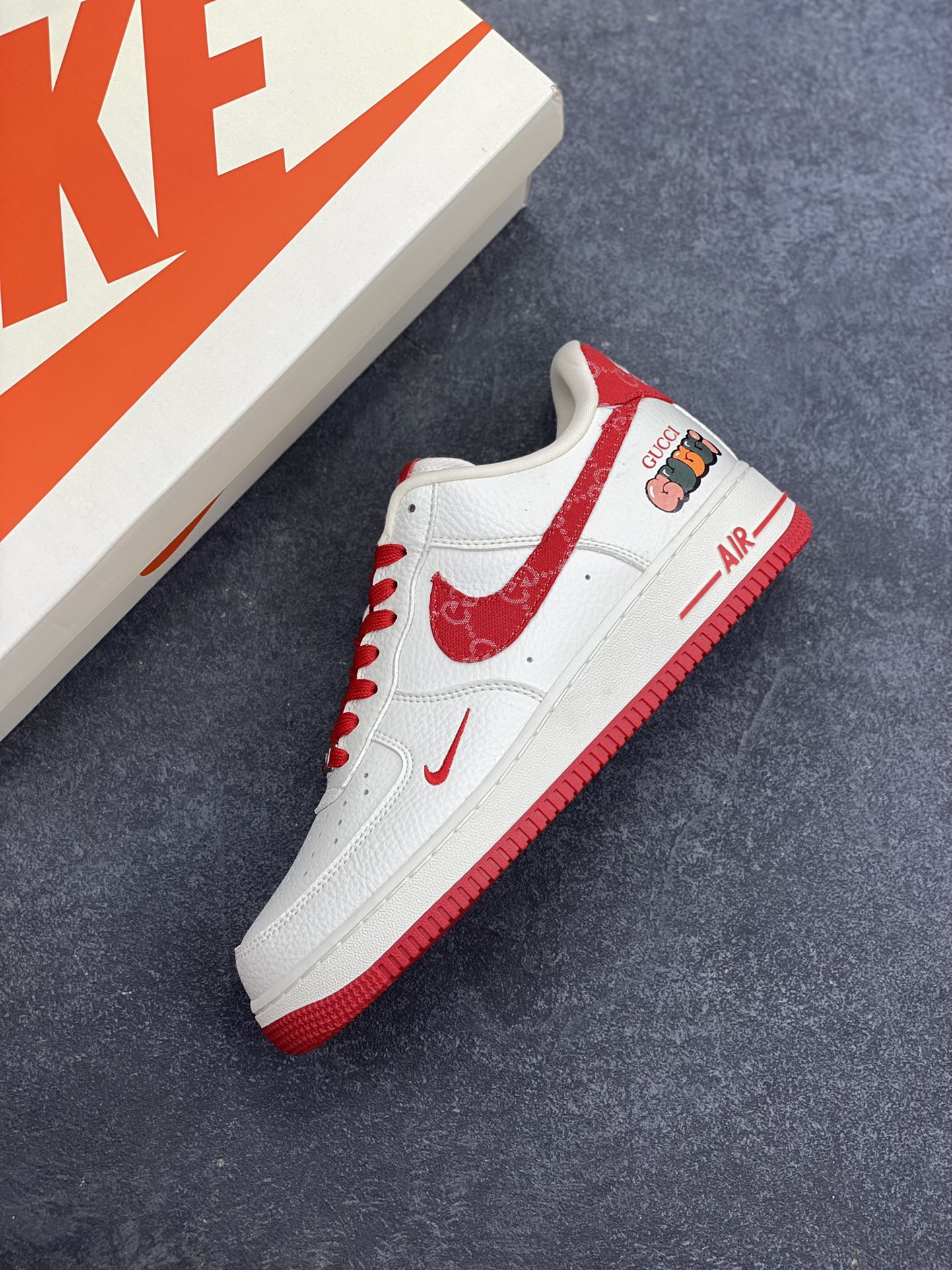 图片[7]-NIke Air Force 1 \’07 Low 古驰联名–白红 空军一号低帮 运动鞋 休闲鞋 折边针车 工艺难度大 原楦头原纸板 原装鞋盒 原厂鞋底 超高清洁度 细节完美 货号：SC0601-570 尺码：36 36.5 37.5 38 38.5 39 40 40.5 41 42 42.5 43 44 44.5 45-选品中心