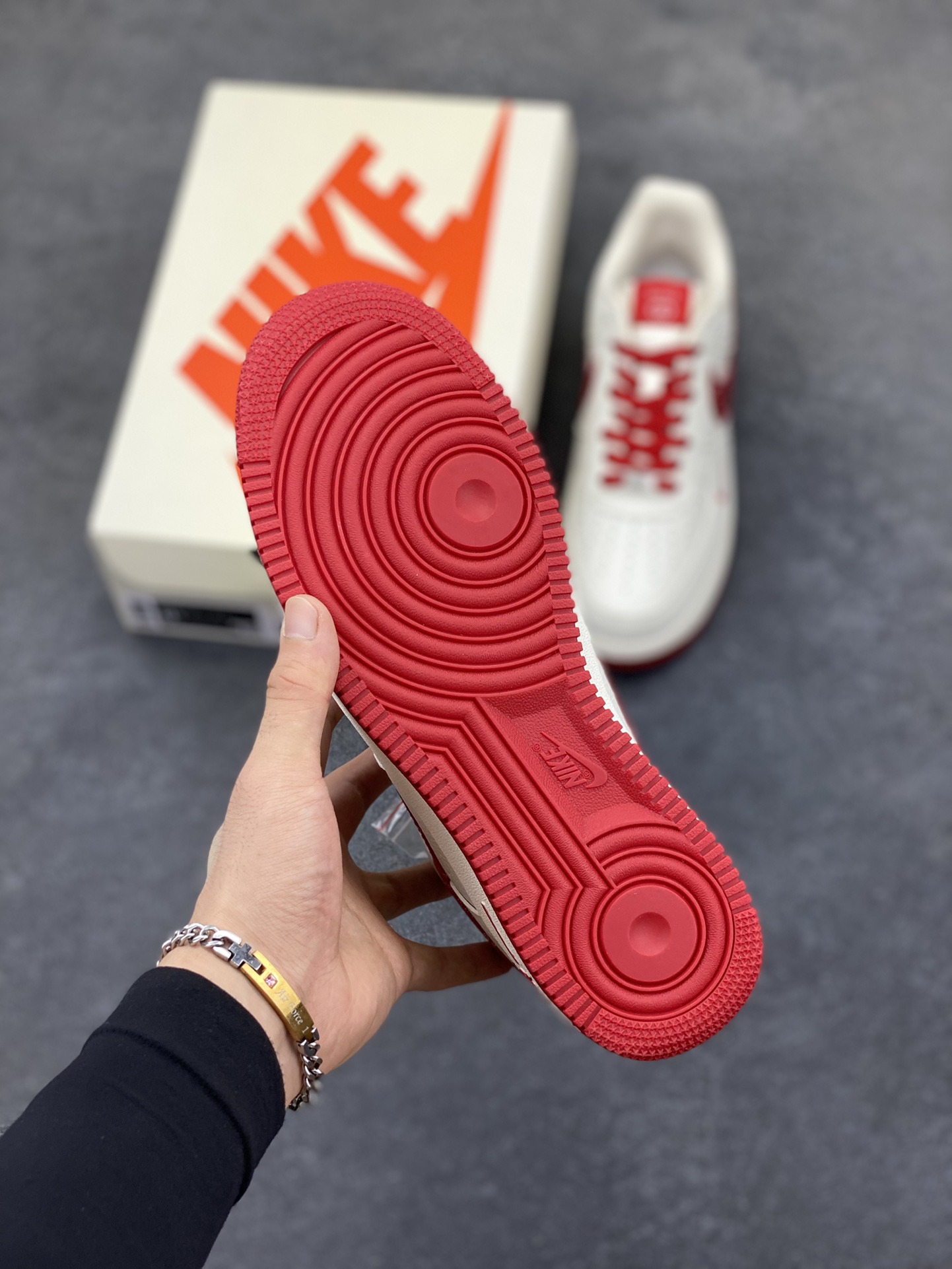 图片[5]-NIke Air Force 1 \’07 Low 古驰联名–白红 空军一号低帮 运动鞋 休闲鞋 折边针车 工艺难度大 原楦头原纸板 原装鞋盒 原厂鞋底 超高清洁度 细节完美 货号：SC0601-570 尺码：36 36.5 37.5 38 38.5 39 40 40.5 41 42 42.5 43 44 44.5 45-选品中心
