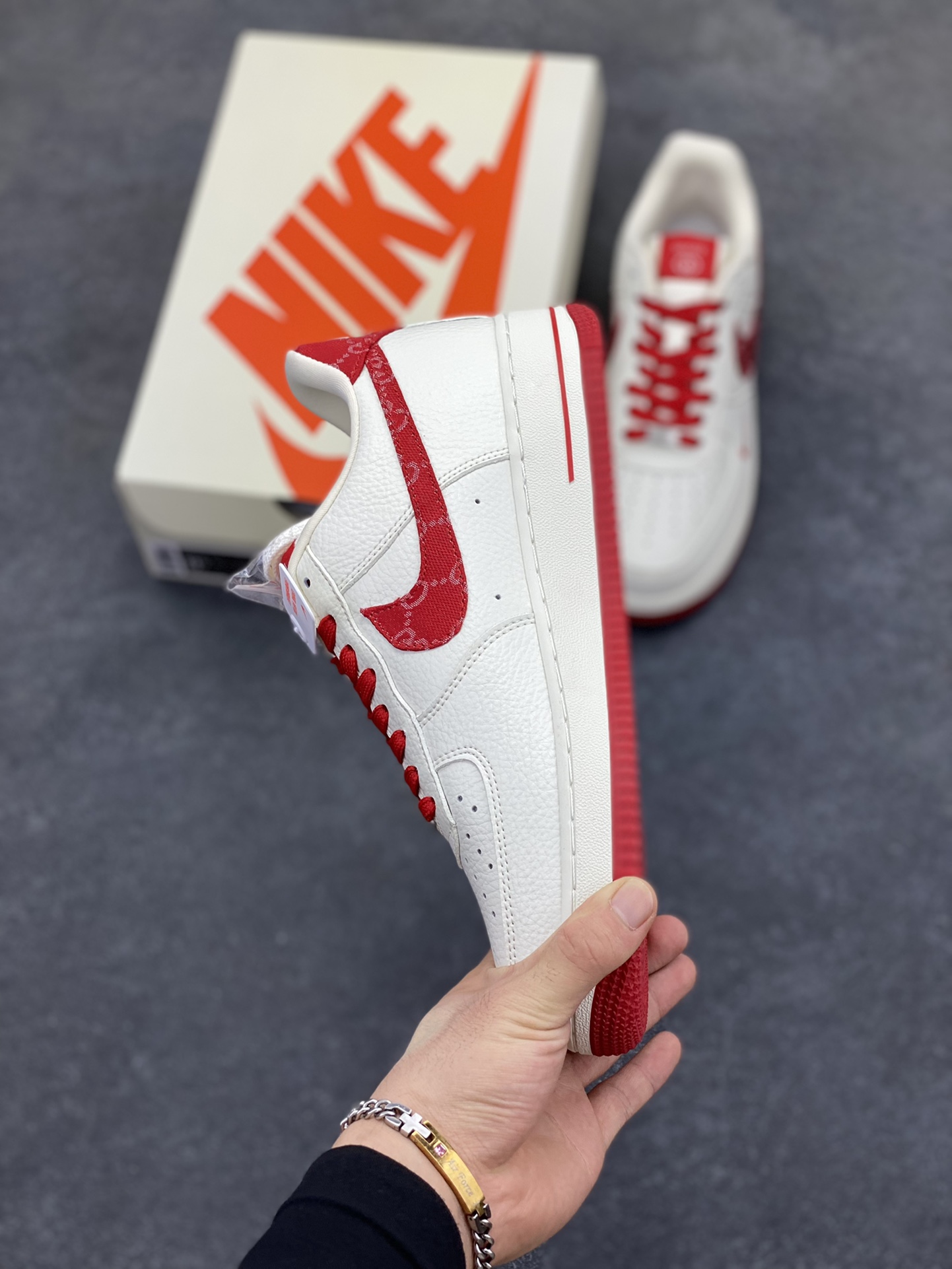 图片[3]-NIke Air Force 1 \’07 Low 古驰联名–白红 空军一号低帮 运动鞋 休闲鞋 折边针车 工艺难度大 原楦头原纸板 原装鞋盒 原厂鞋底 超高清洁度 细节完美 货号：SC0601-570 尺码：36 36.5 37.5 38 38.5 39 40 40.5 41 42 42.5 43 44 44.5 45-选品中心