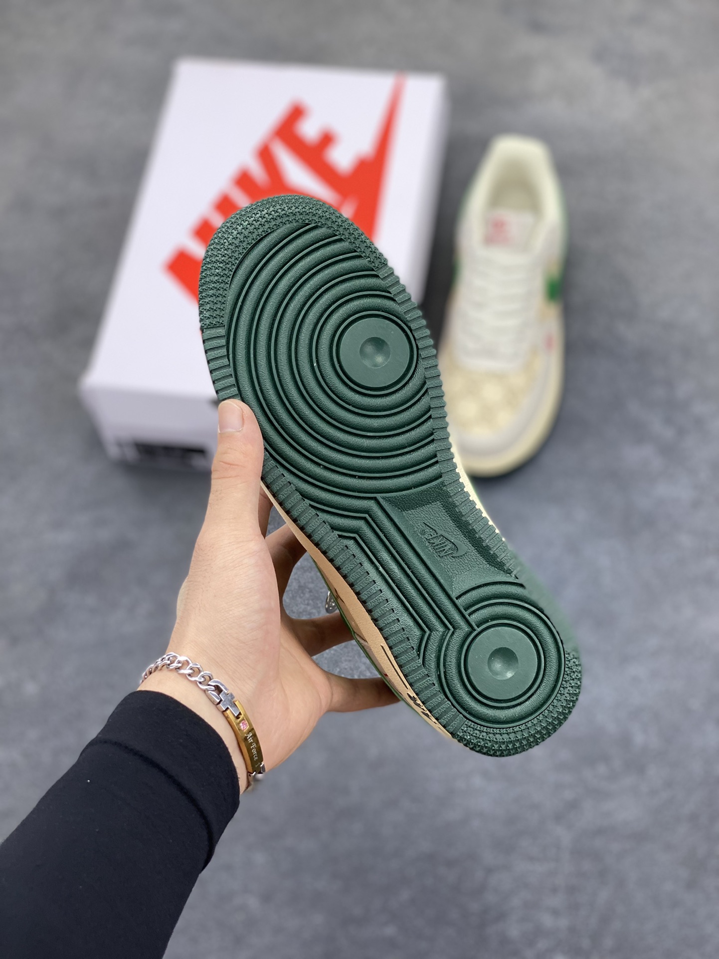 图片[5]-NIke Air Force 1 \’07 Low “古驰联名——灰绿勾”空军一号 低帮 运动鞋 休闲鞋 折边针车 工艺难度大 原楦头原纸板 原装鞋盒 定制五金配件 内置全掌气垫 原厂鞋底 货号：AH8462-003 尺码：36 36.5 37.5 38 38.5 39 40 40.5 41 42 42.5 43 44 44.5 45-选品中心