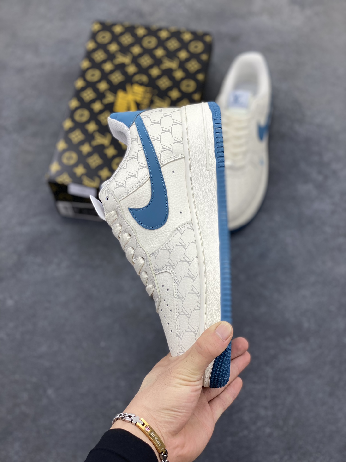 图片[3]-NIke Air Force 1 \’07 Low “LV联名——海湾蓝印花”空军一号 低帮 运动鞋 休闲鞋 折边针车 工艺难度大 原楦头原纸板 原装鞋盒 定制五金配件 内置全掌气垫 原厂鞋底 货号：BZ6880-105 尺码：36 36.5 37.5 38 38.5 39 40 40.5 41 42 42.5 43 44 44.5 45-选品中心