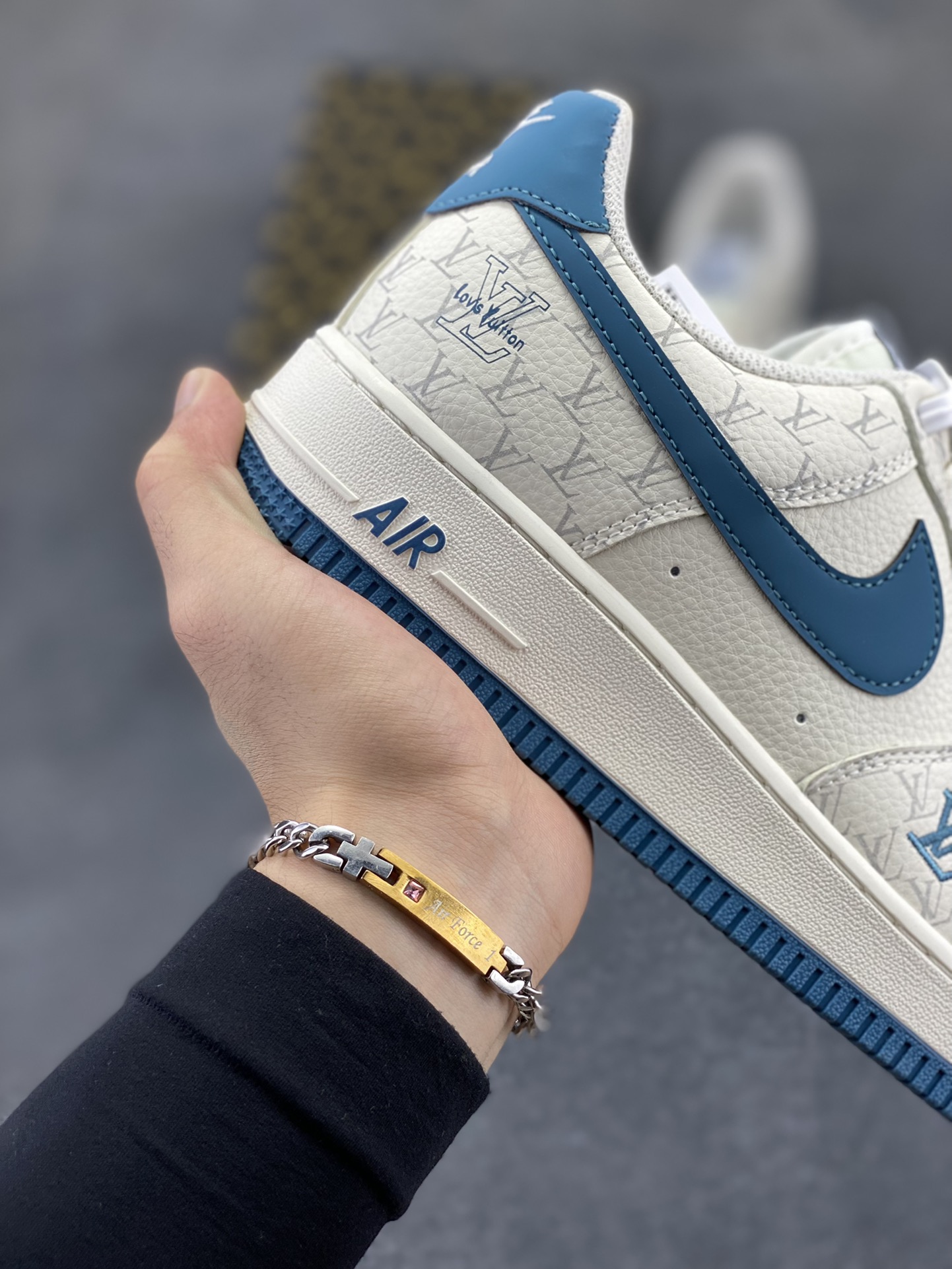 图片[6]-NIke Air Force 1 \’07 Low “LV联名——海湾蓝印花”空军一号 低帮 运动鞋 休闲鞋 折边针车 工艺难度大 原楦头原纸板 原装鞋盒 定制五金配件 内置全掌气垫 原厂鞋底 货号：BZ6880-105 尺码：36 36.5 37.5 38 38.5 39 40 40.5 41 42 42.5 43 44 44.5 45-选品中心