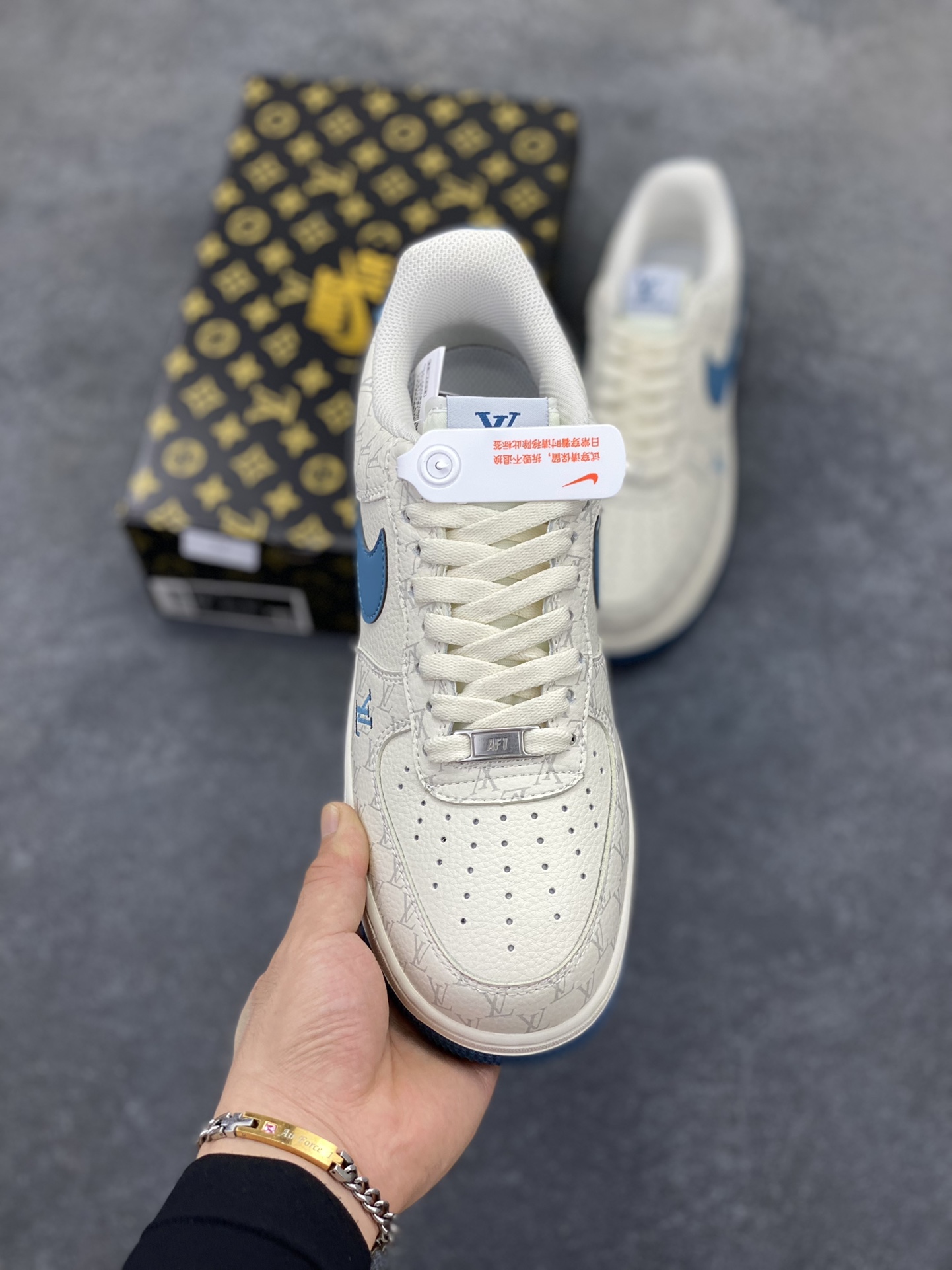 图片[2]-NIke Air Force 1 \’07 Low “LV联名——海湾蓝印花”空军一号 低帮 运动鞋 休闲鞋 折边针车 工艺难度大 原楦头原纸板 原装鞋盒 定制五金配件 内置全掌气垫 原厂鞋底 货号：BZ6880-105 尺码：36 36.5 37.5 38 38.5 39 40 40.5 41 42 42.5 43 44 44.5 45-选品中心