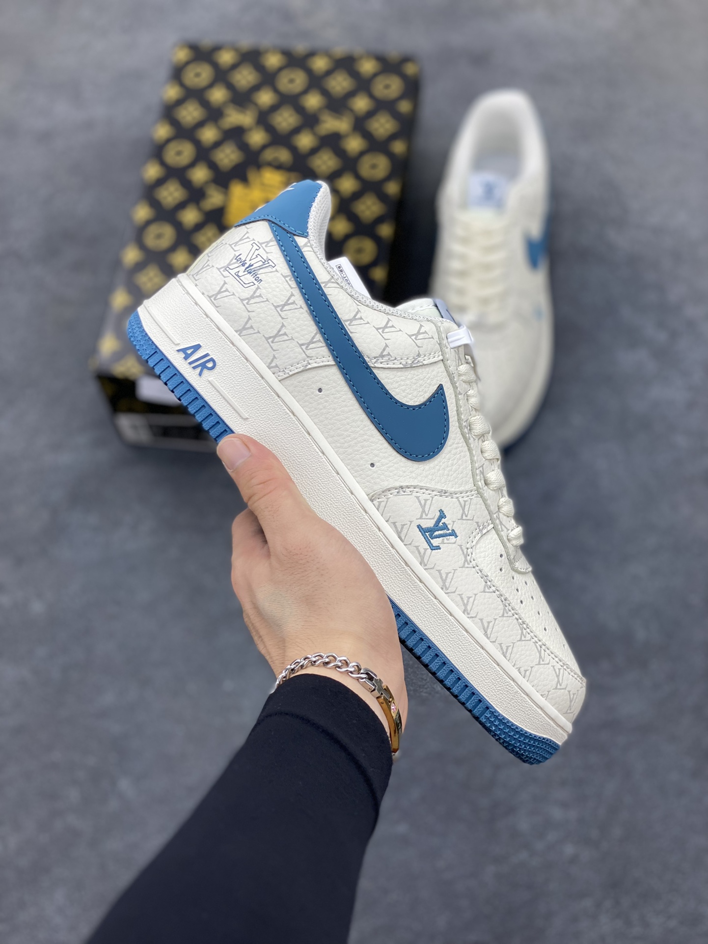 NIke Air Force 1 \'07 Low “LV联名——海湾蓝印花”空军一号 低帮 运动鞋 休闲鞋 折边针车 工艺难度大 原楦头原纸板 原装鞋盒 定制五金配件 内置全掌气垫 原厂鞋底 货号：BZ6880-105 尺码：36 36.5 37.5 38 38.5 39 40 40.5 41 42 42.5 43 44 44.5 45-选品中心